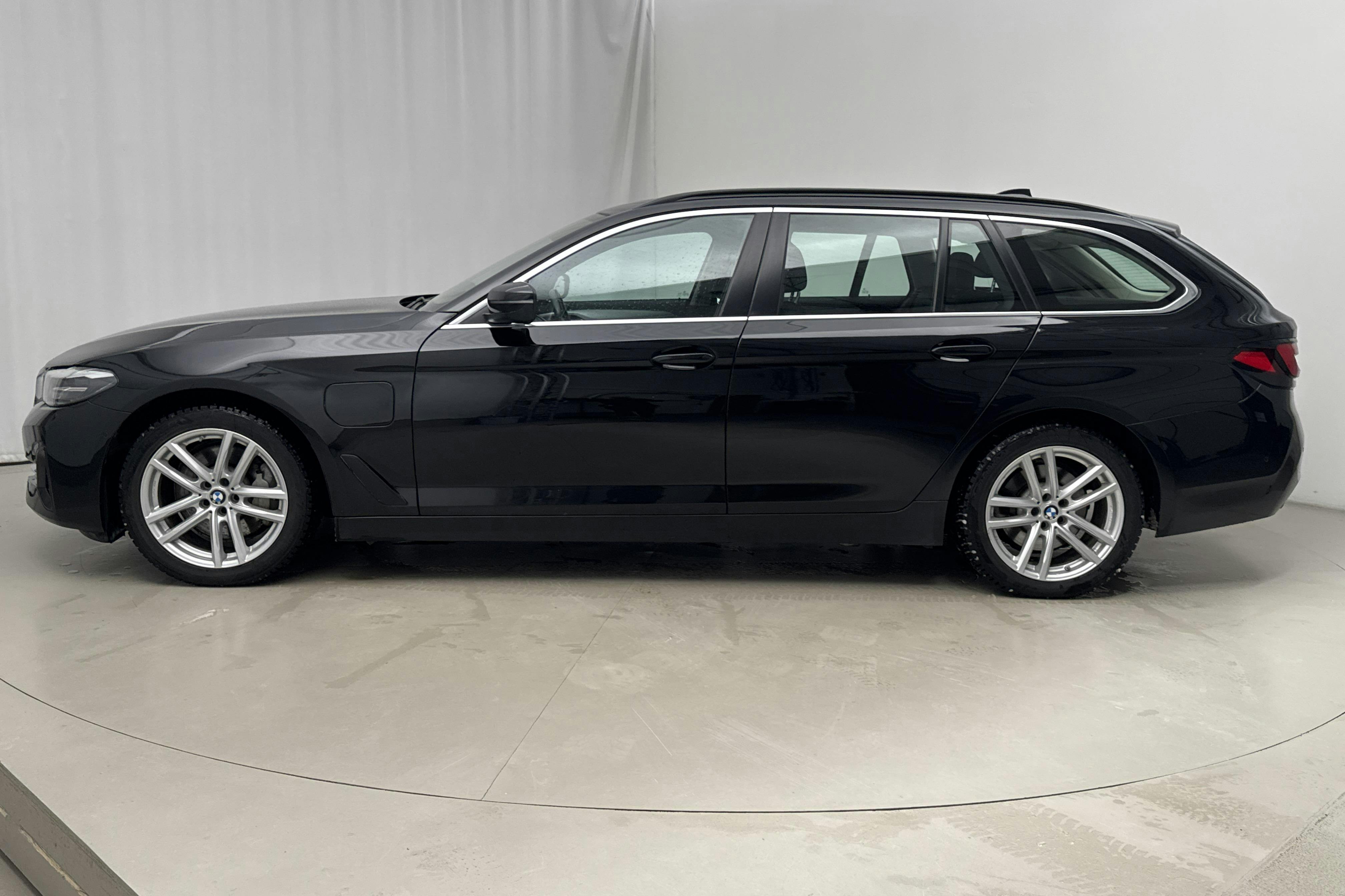 Presentationsfoto 2 av 16: BMW 530e Touring, G31 12kWh LCI (292hk) - 11 776 mil - Automat - svart - 2021