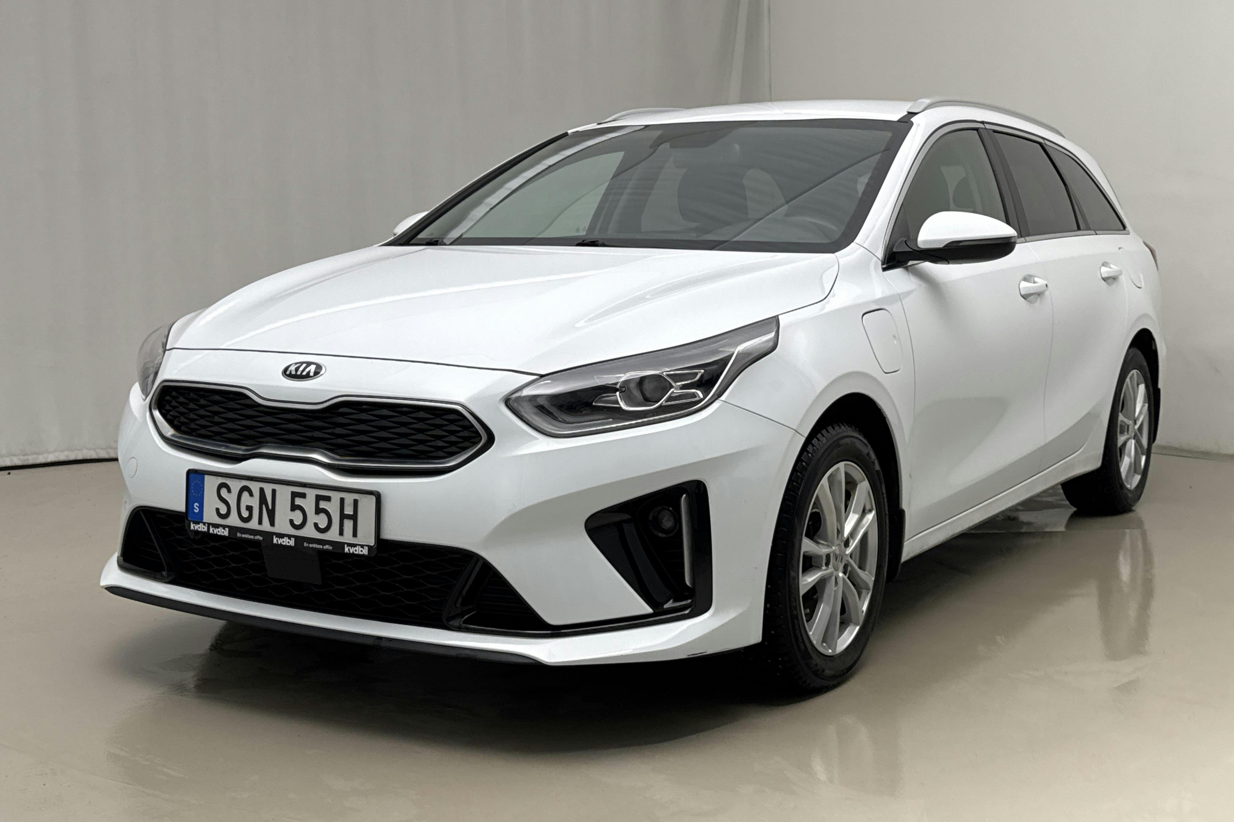 Presentationsfoto 1 av 23: KIA Ceed 1.6 Plug-in Hybrid SW (141hk) - 6 679 mil - Automat - vit - 2021