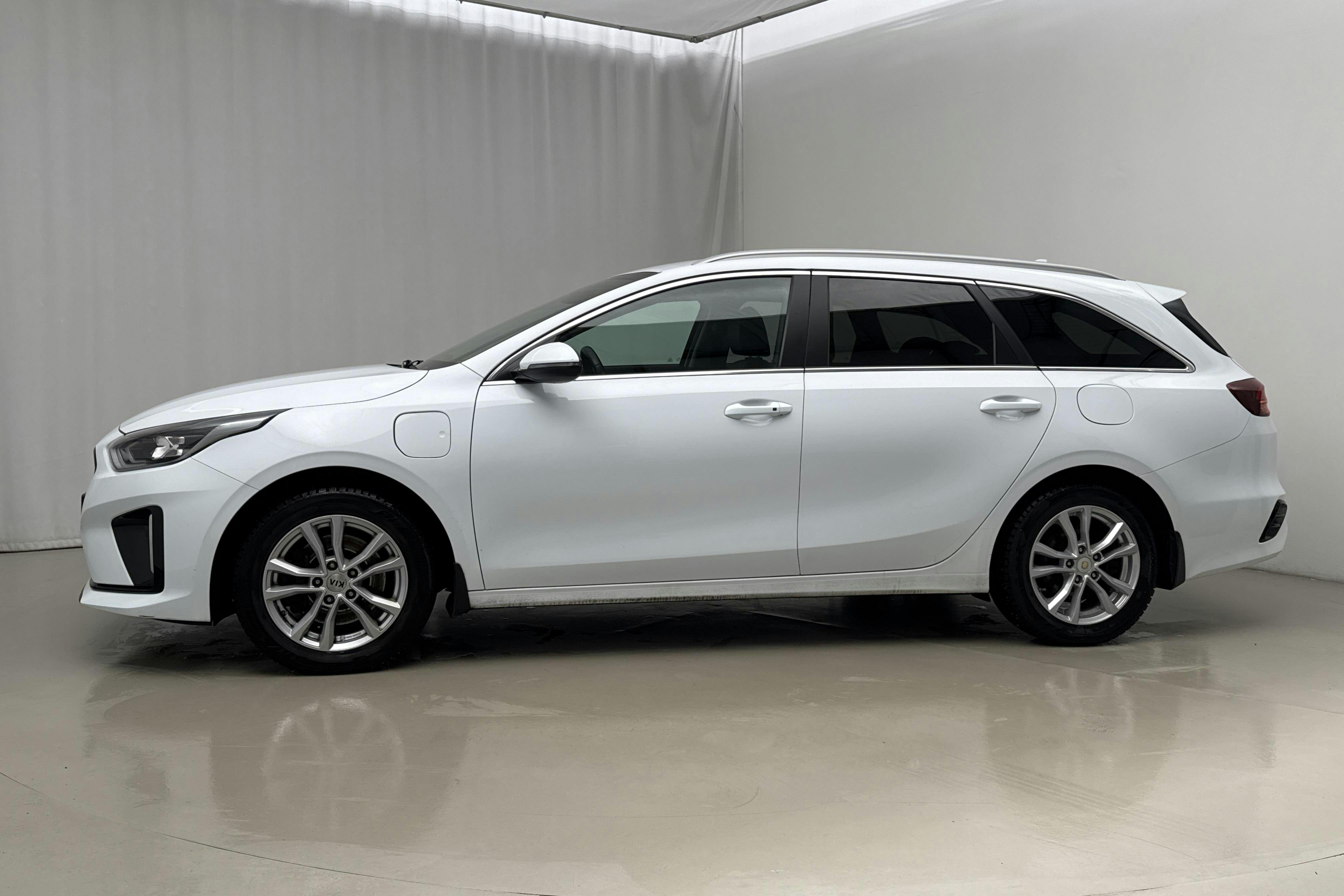 Presentationsfoto 2 av 23: KIA Ceed 1.6 Plug-in Hybrid SW (141hk) - 6 679 mil - Automat - vit - 2021