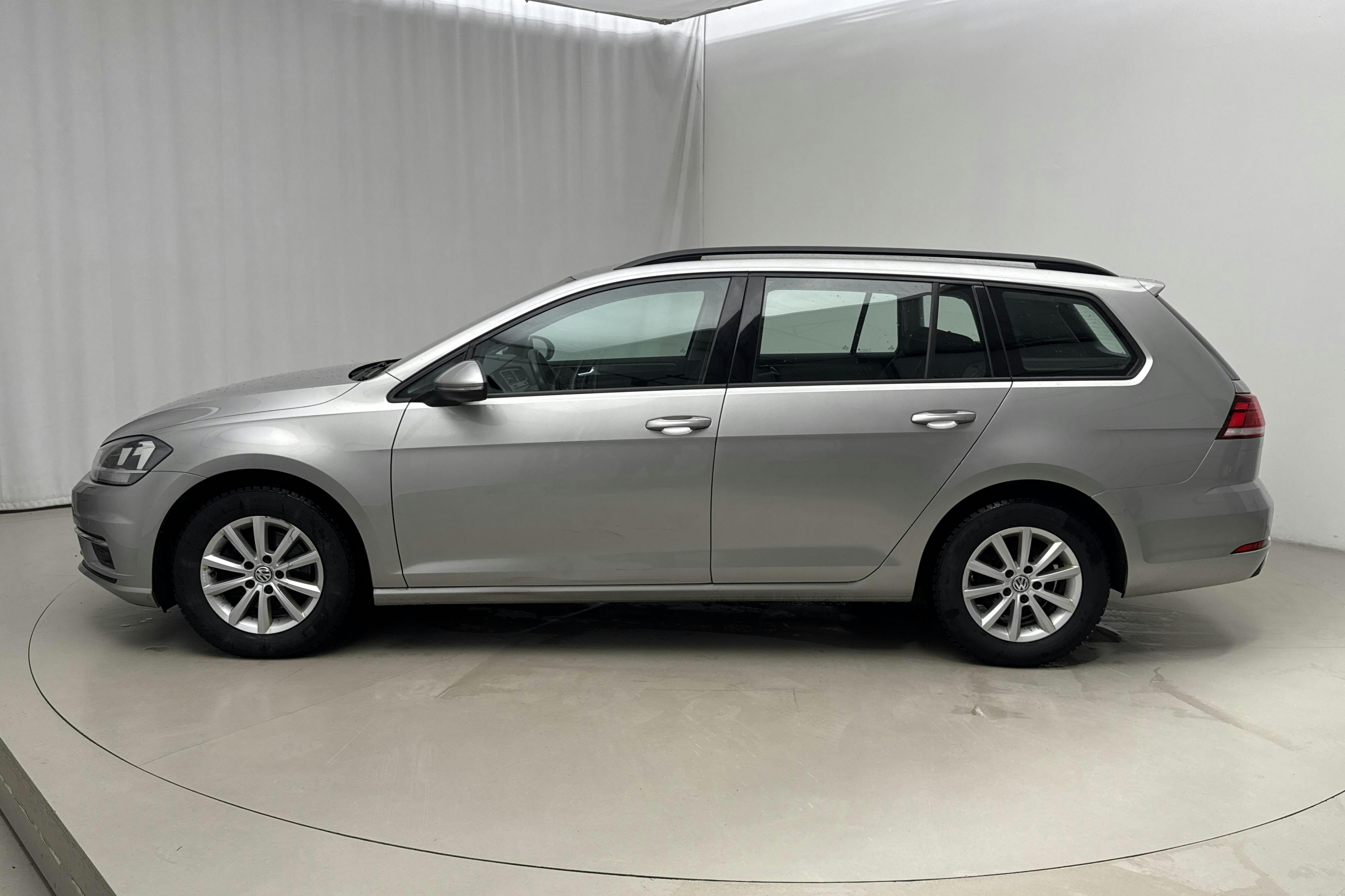 Esitlusfoto 2 aadressil 15: VW Golf VII 1.0 TSI Sportscombi (110hk) - 193 750 km - Automaatne - hõbe - 2018