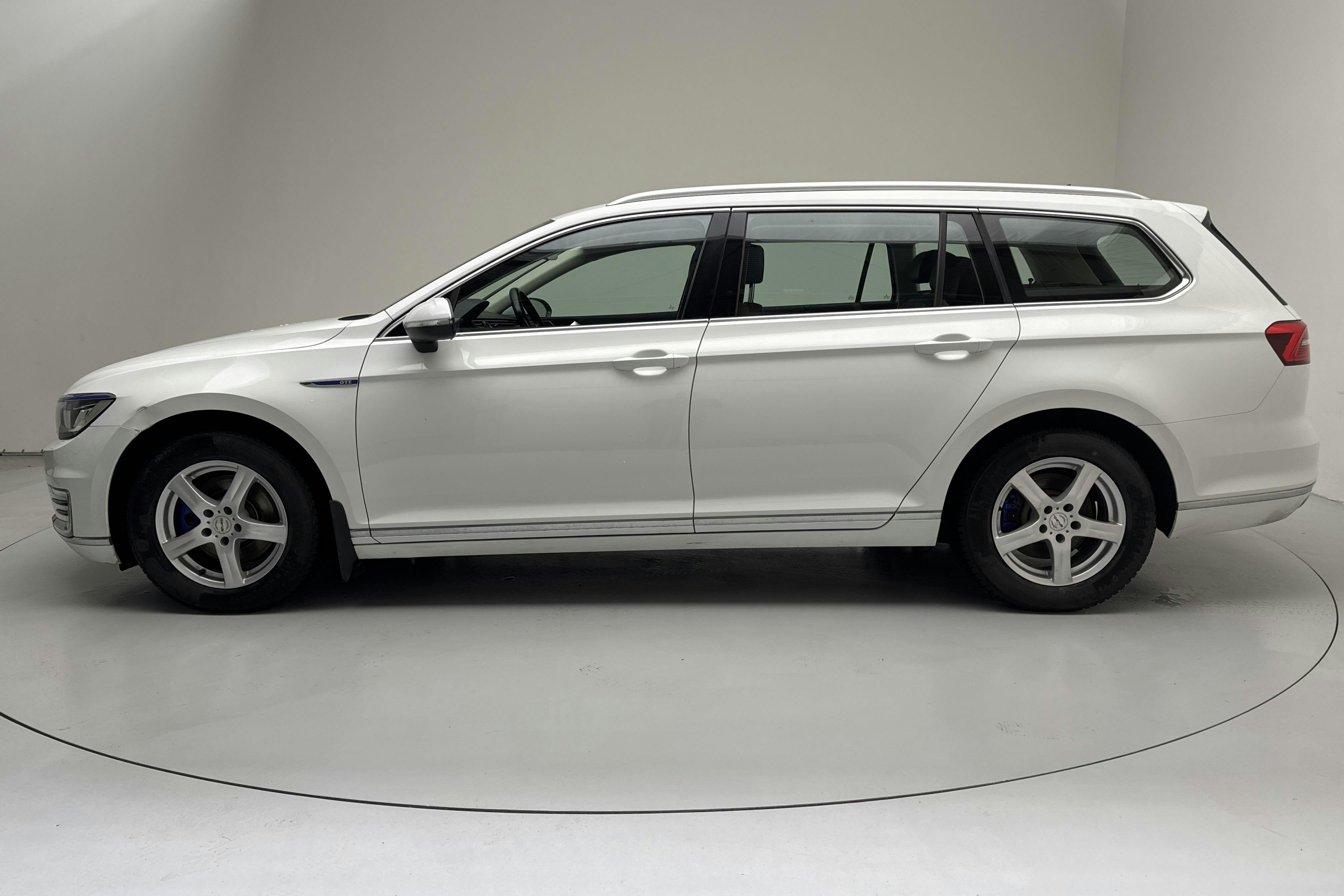 Presentationsfoto 2 av 15: VW Passat 1.4 Plug-in-Hybrid Sportscombi (218hk) - 12 208 mil - Automat - vit - 2017