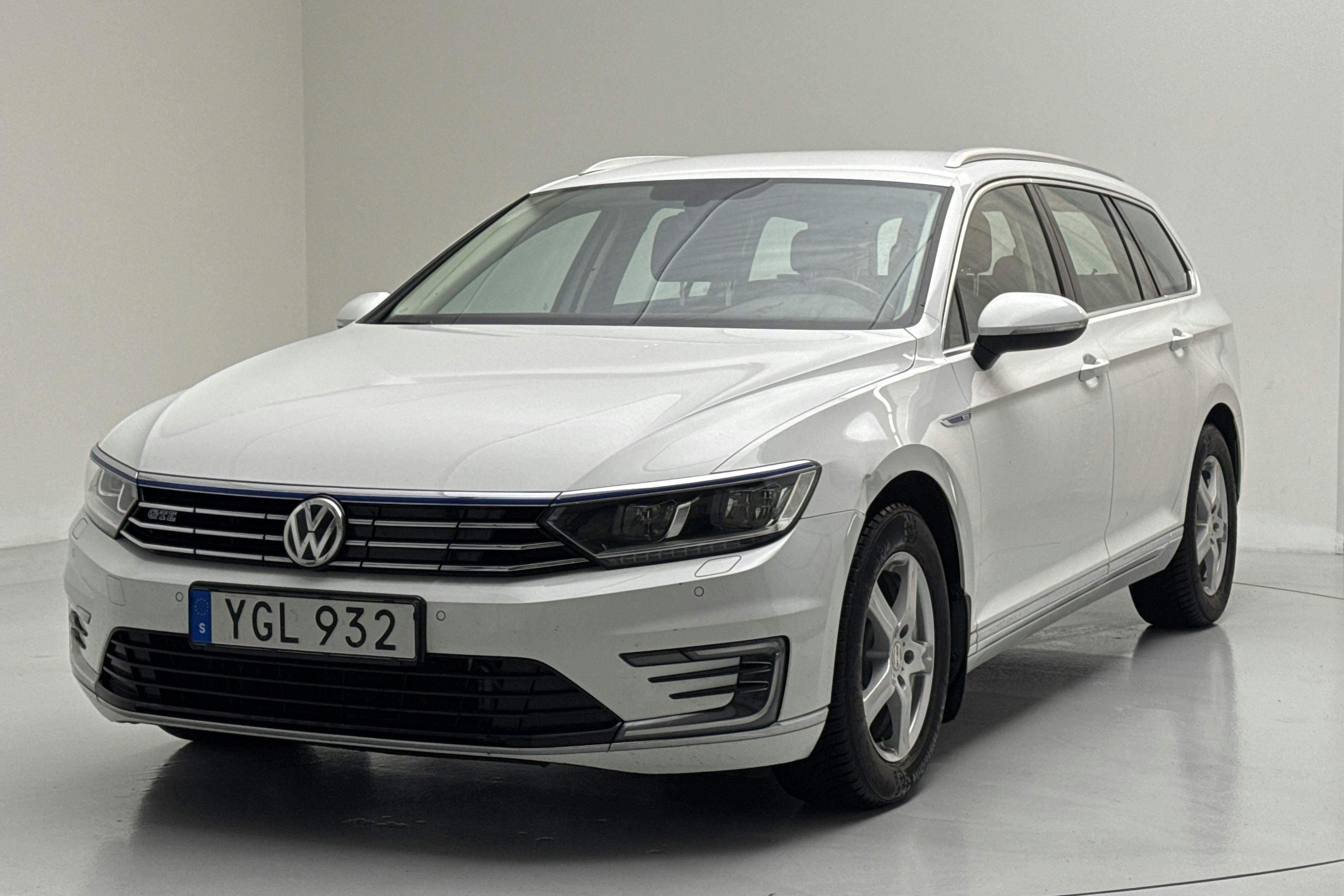 Presentationsfoto 1 av 15: VW Passat 1.4 Plug-in-Hybrid Sportscombi (218hk) - 12 208 mil - Automat - vit - 2017