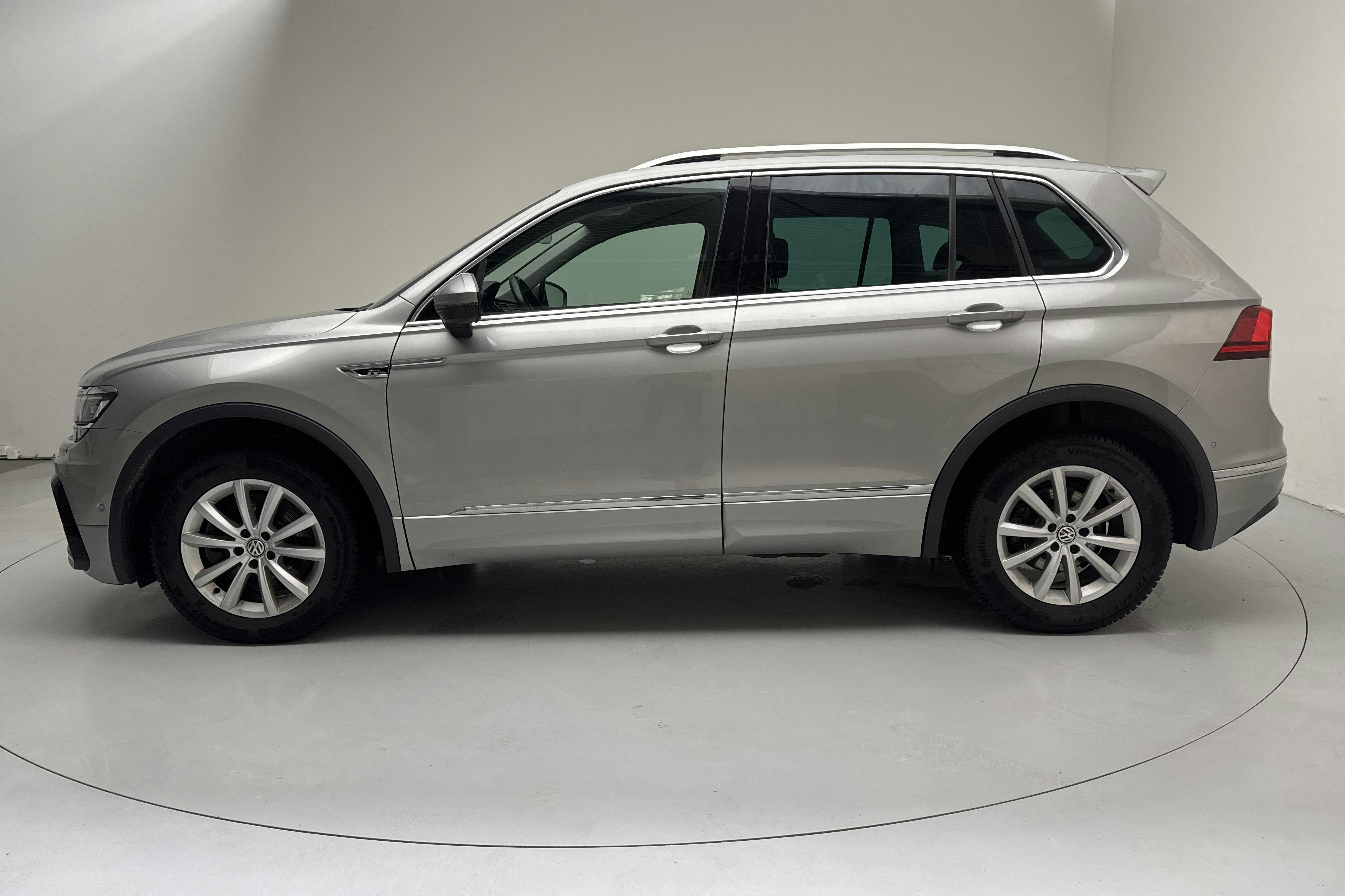 Presentationsfoto 2 av 15: VW Tiguan 2.0 TDI 4MOTION (190hk) - 5 974 mil - Automat - grå - 2019