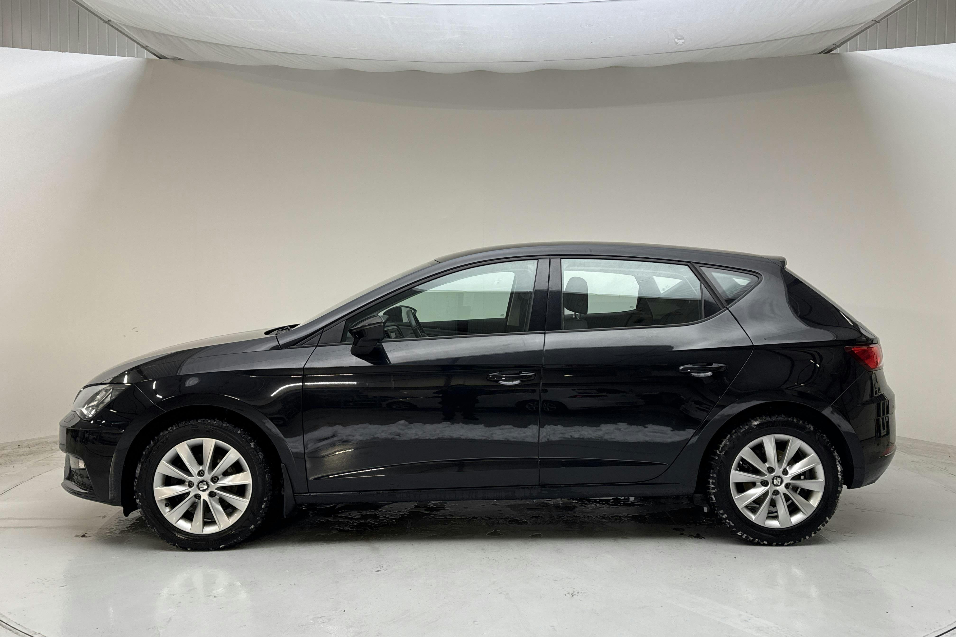 Presentation photo 2 of 12: Seat Leon 1.2 TSI 5dr (110hk) - 72 920 km - Manual - black - 2018