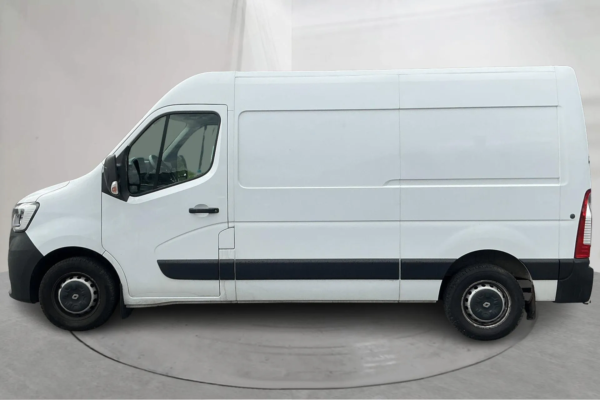 Presentationsfoto 2 av 13: Renault Master 2.3 dCi FAP 2WD (150hk) - 10 254 mil - Manuell - vit - 2020
