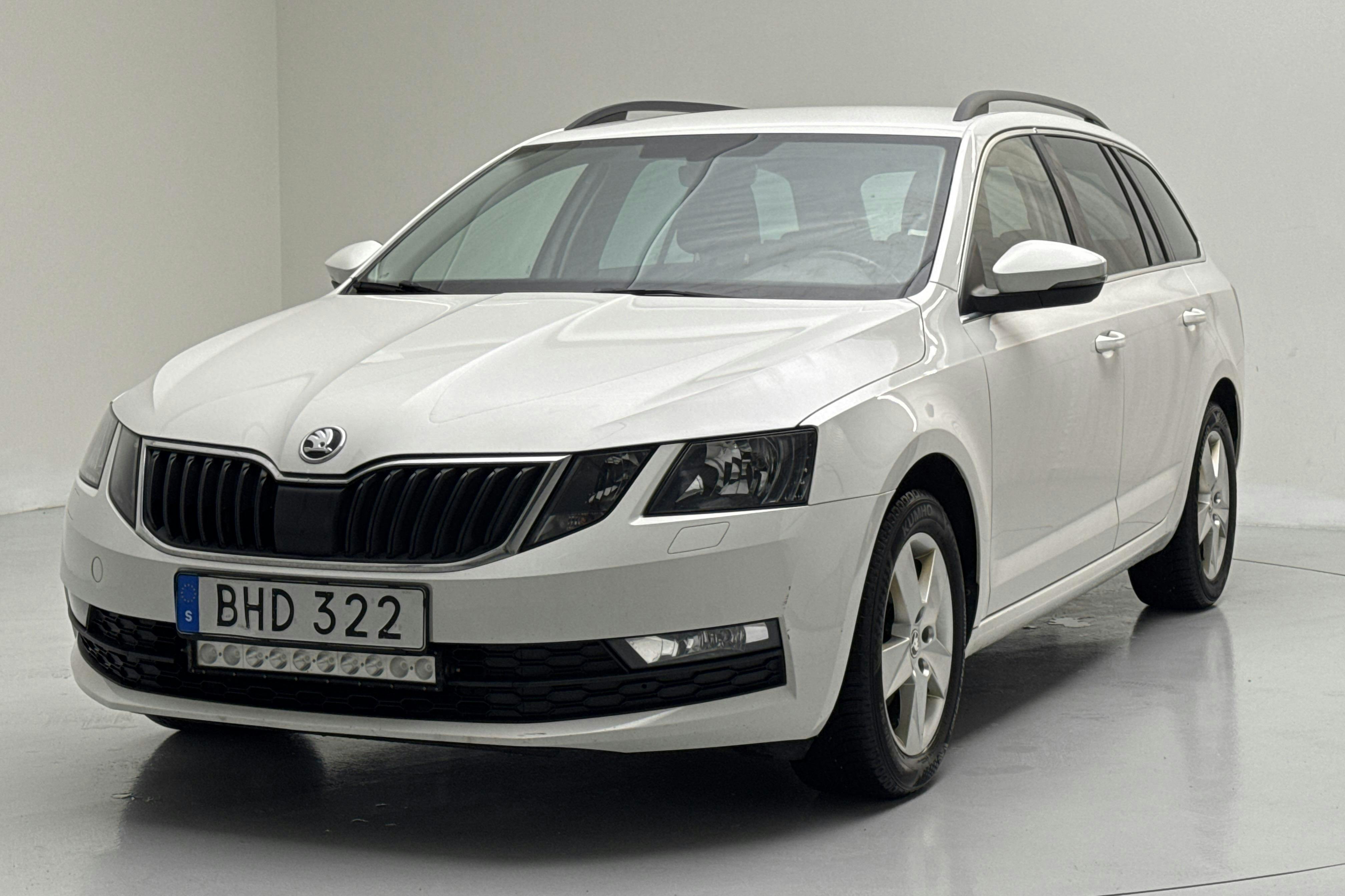 Presentationsfoto 1 av 13: Skoda Octavia III 1.6 TDI Combi (115hk) - 14 848 mil - Automat - vit - 2019