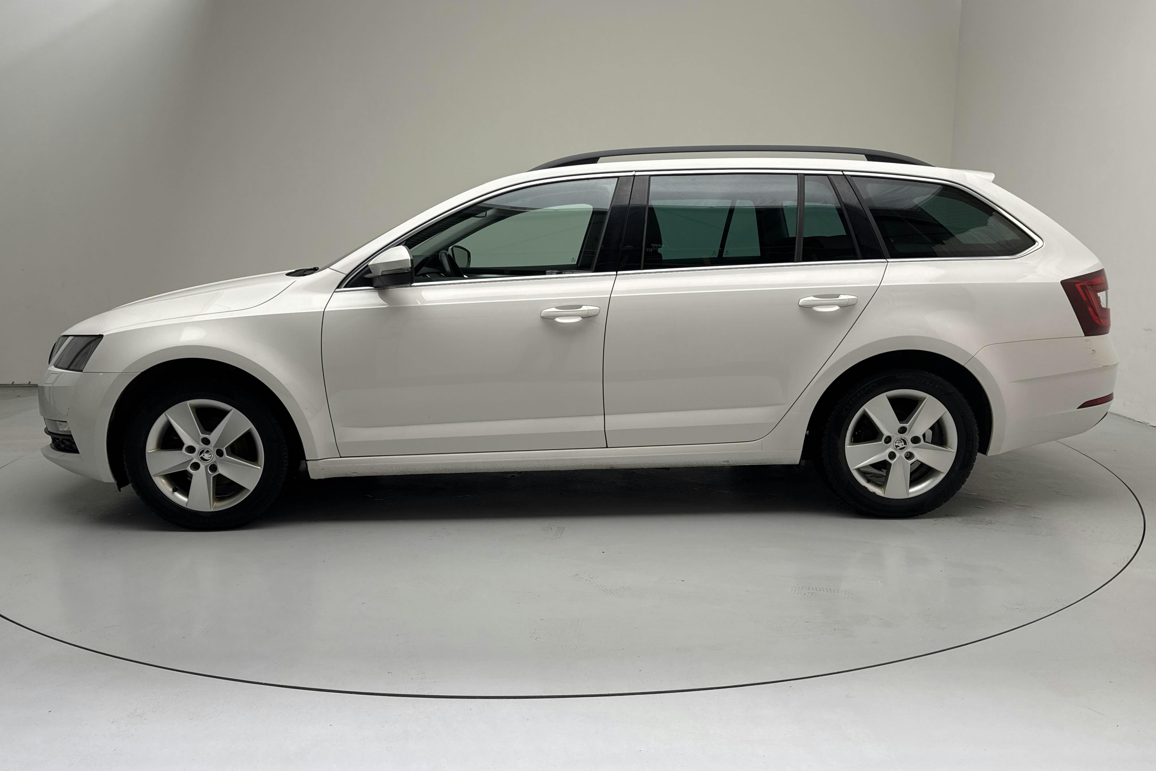 Presentationsfoto 2 av 13: Skoda Octavia III 1.6 TDI Combi (115hk) - 14 848 mil - Automat - vit - 2019