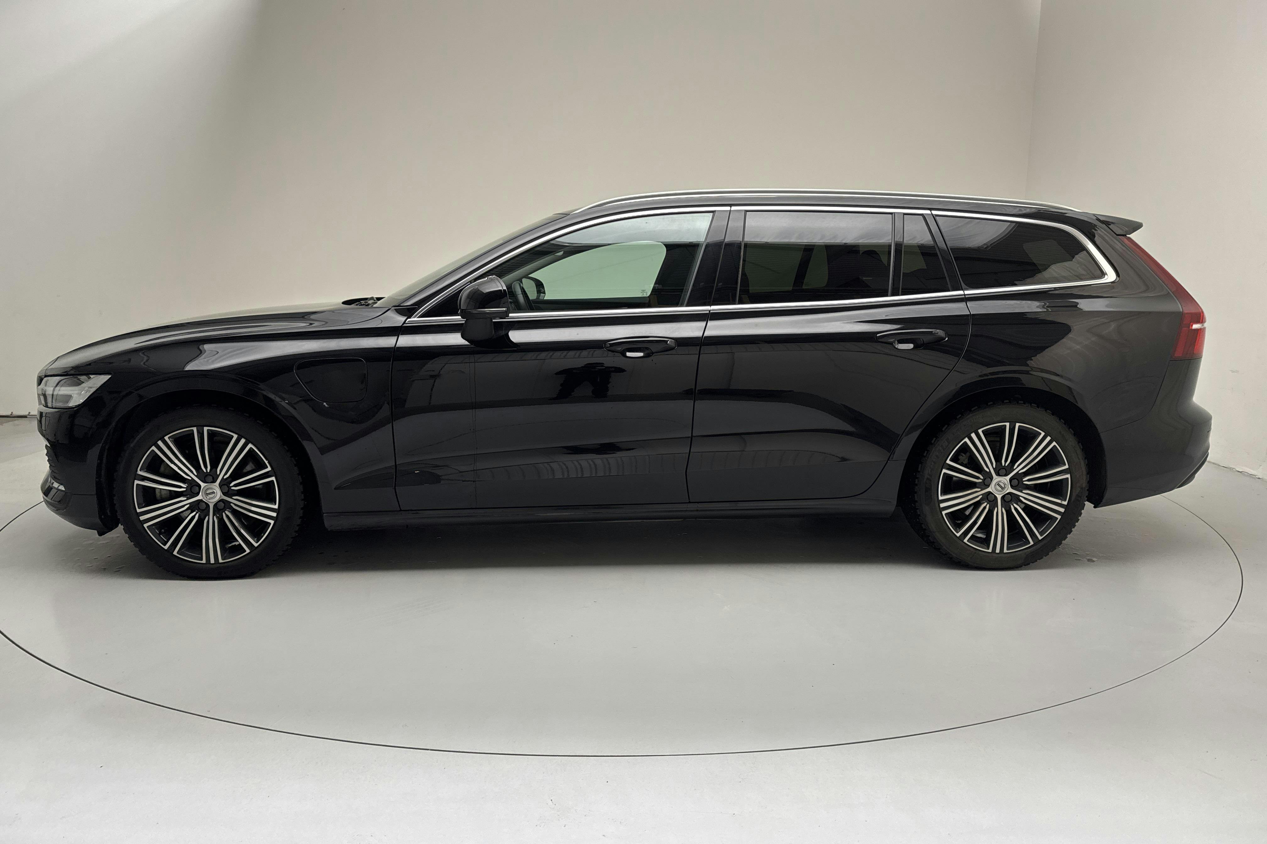 Presentationsfoto 2 av 18: Volvo V60 T6 AWD Recharge (350hk) - 6 504 mil - Automat - svart - 2023