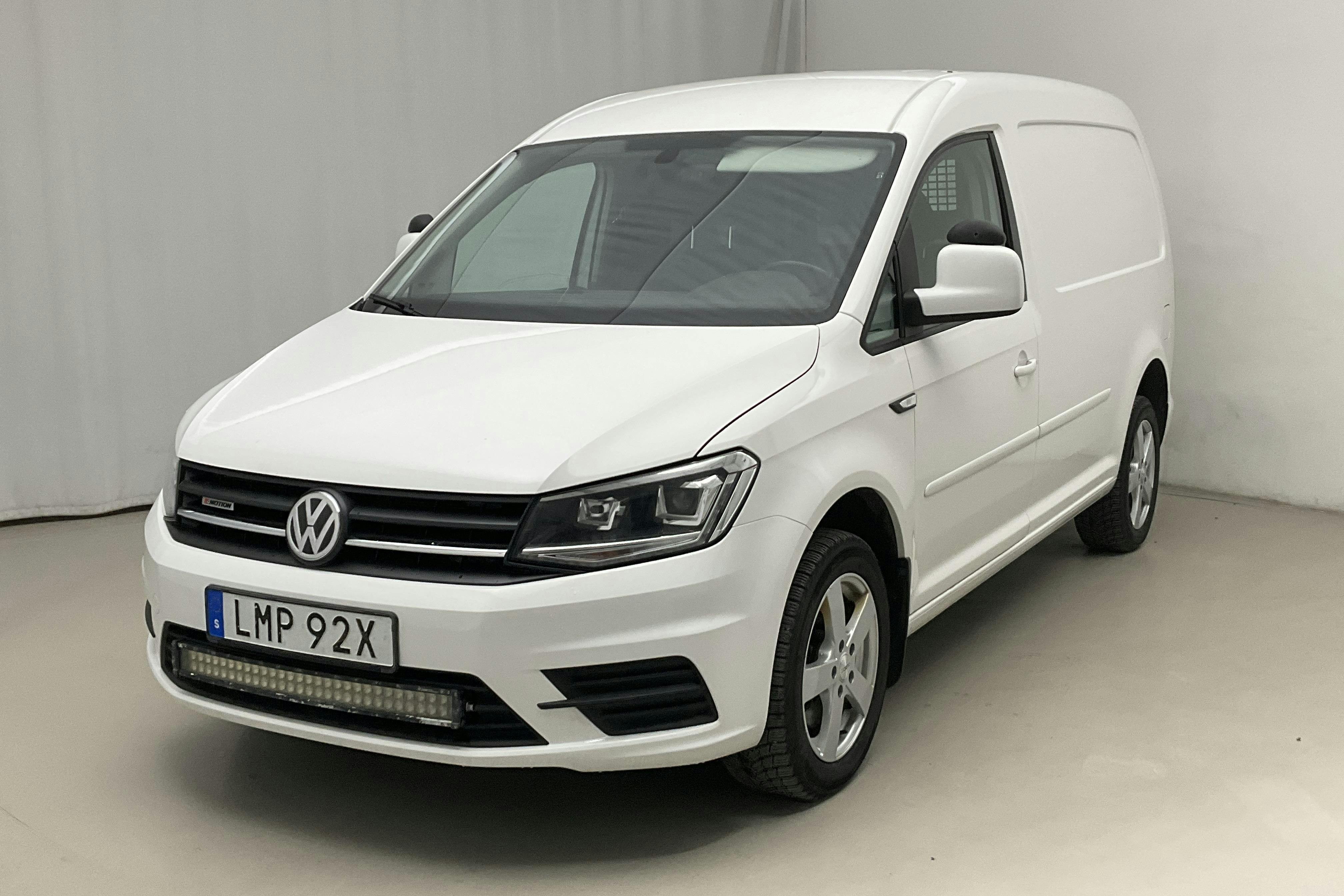 Presentationsfoto 1 av 13: VW Caddy 2.0 TDI Maxi Skåp 4MOTION (150hk) - 12 786 mil - Automat - vit - 2019