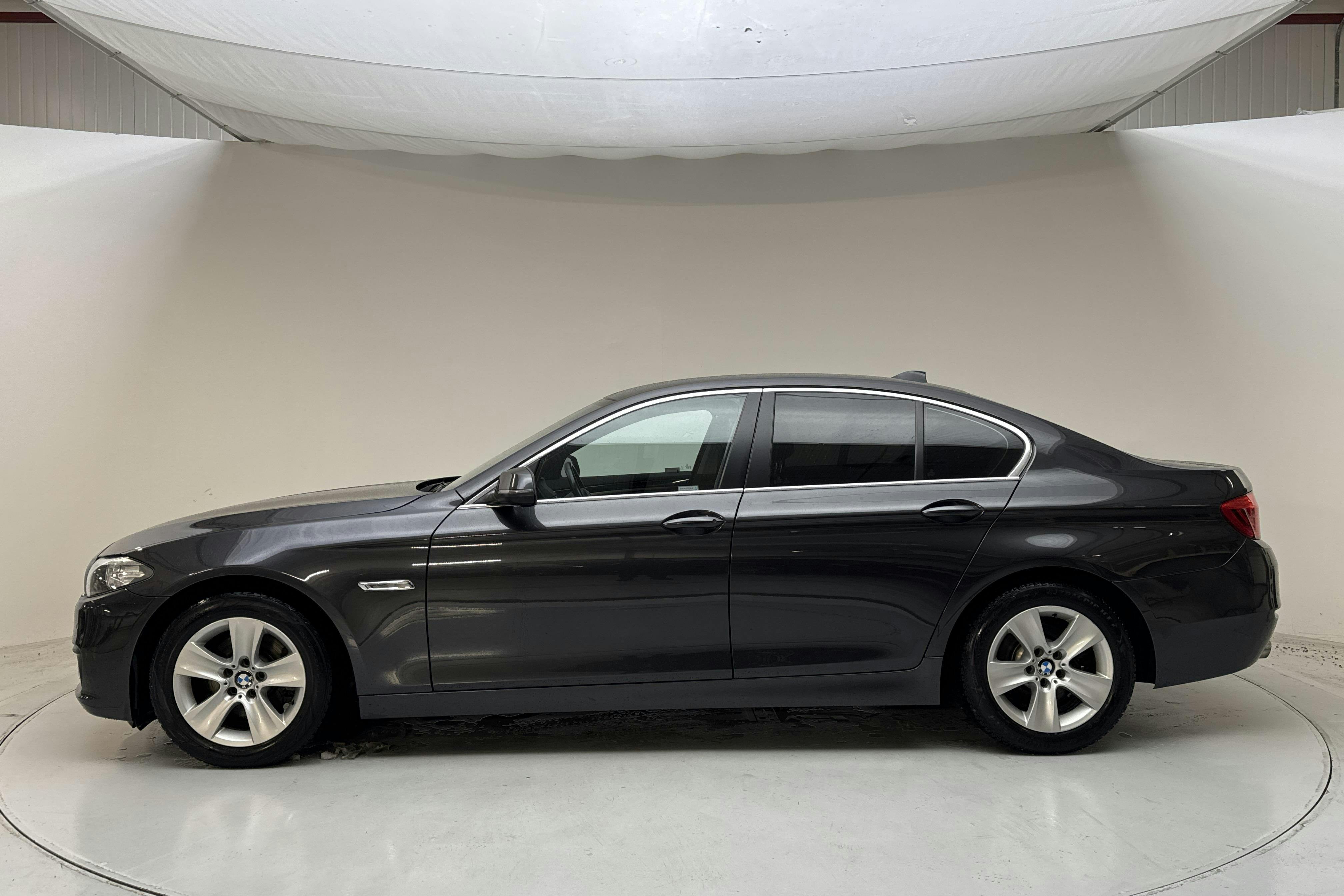 Presentationsfoto 2 av 12: BMW 520d xDrive Sedan, F10 (190hk) - 8 842 mil - Automat - grå - 2016
