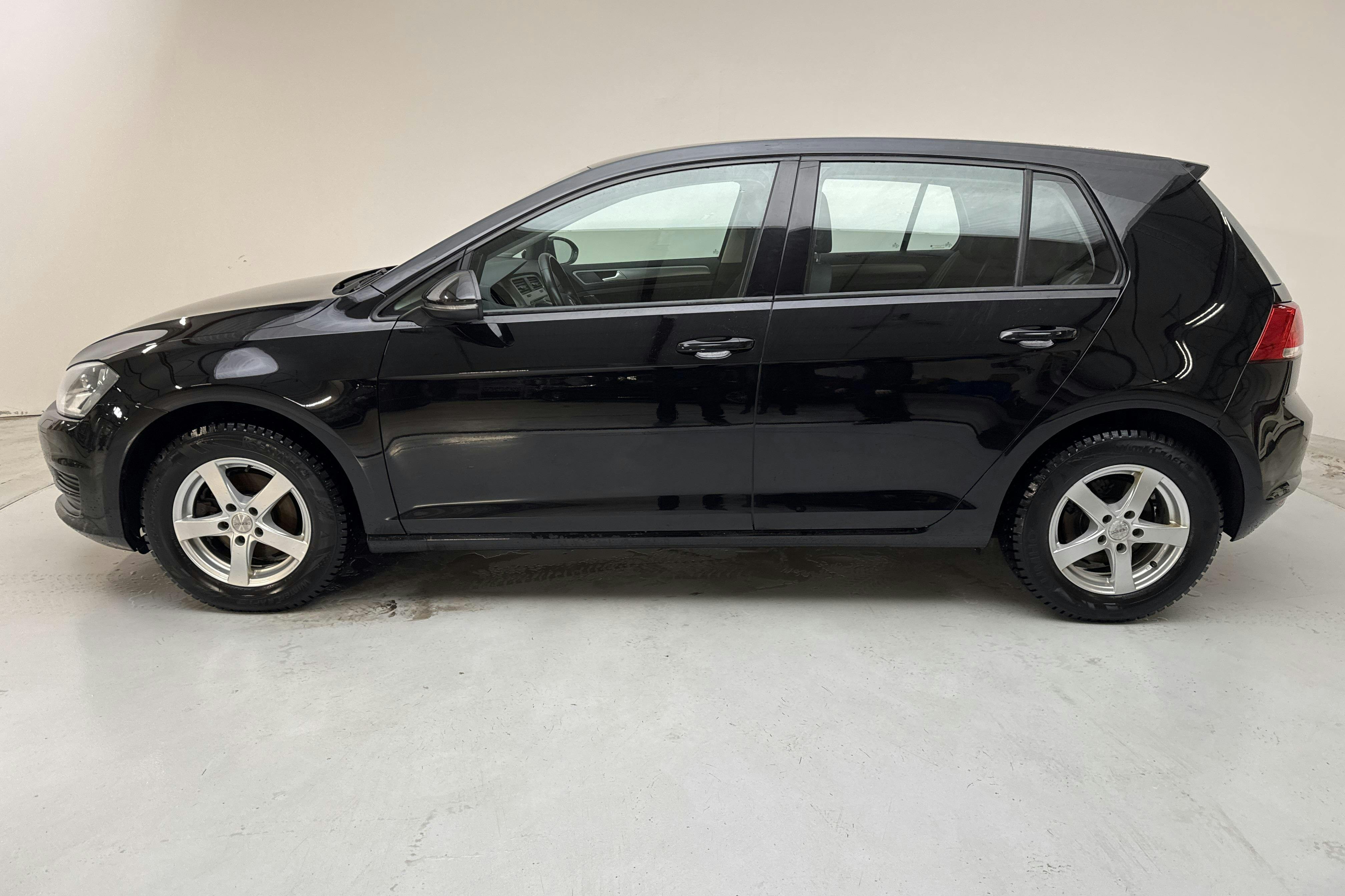 Presentation photo 2 of 13: VW Golf VII 1.2 TSI 5dr (110hk) - 66 350 km - Automatic - black - 2016