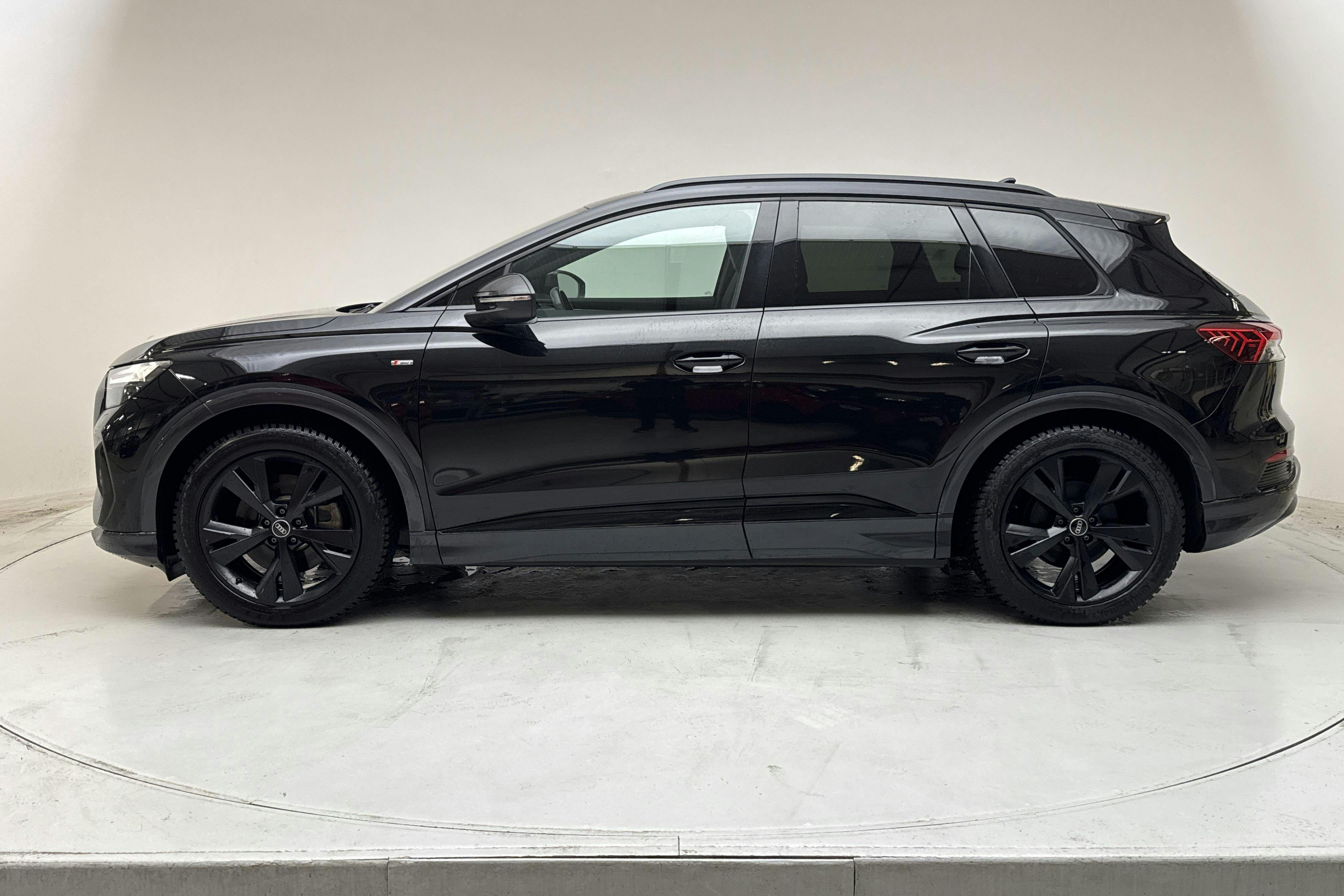 Presentationsfoto 2 av 16: Audi Q4 40 e-tron 77kWh (204hk) - 14 584 mil - Automat - svart - 2022