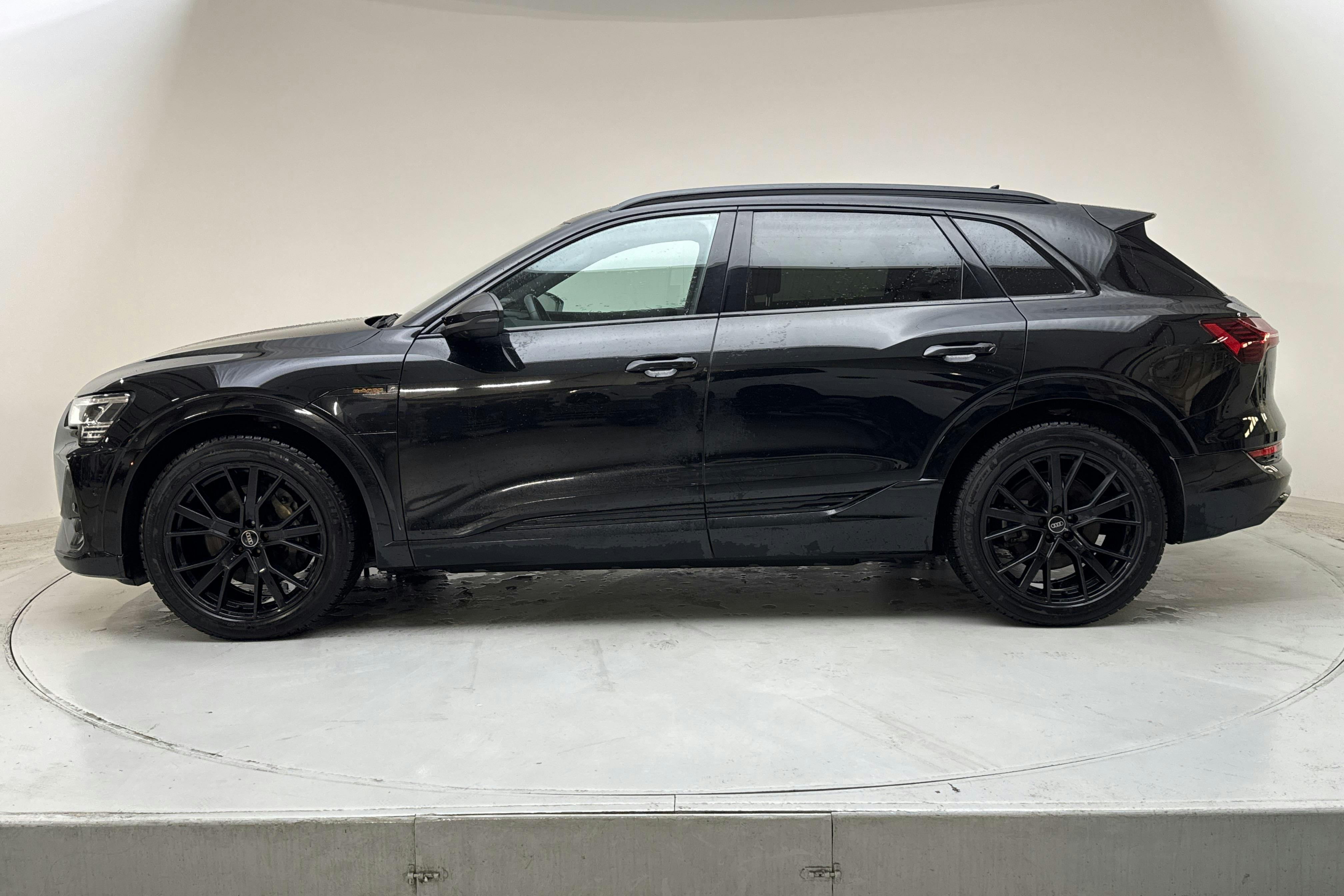 Esittelykuva 2 osoitteesta 15: Audi e-tron 55 quattro 95kWh (360hk) - 106 340 km - Automaattinen - musta - 2023