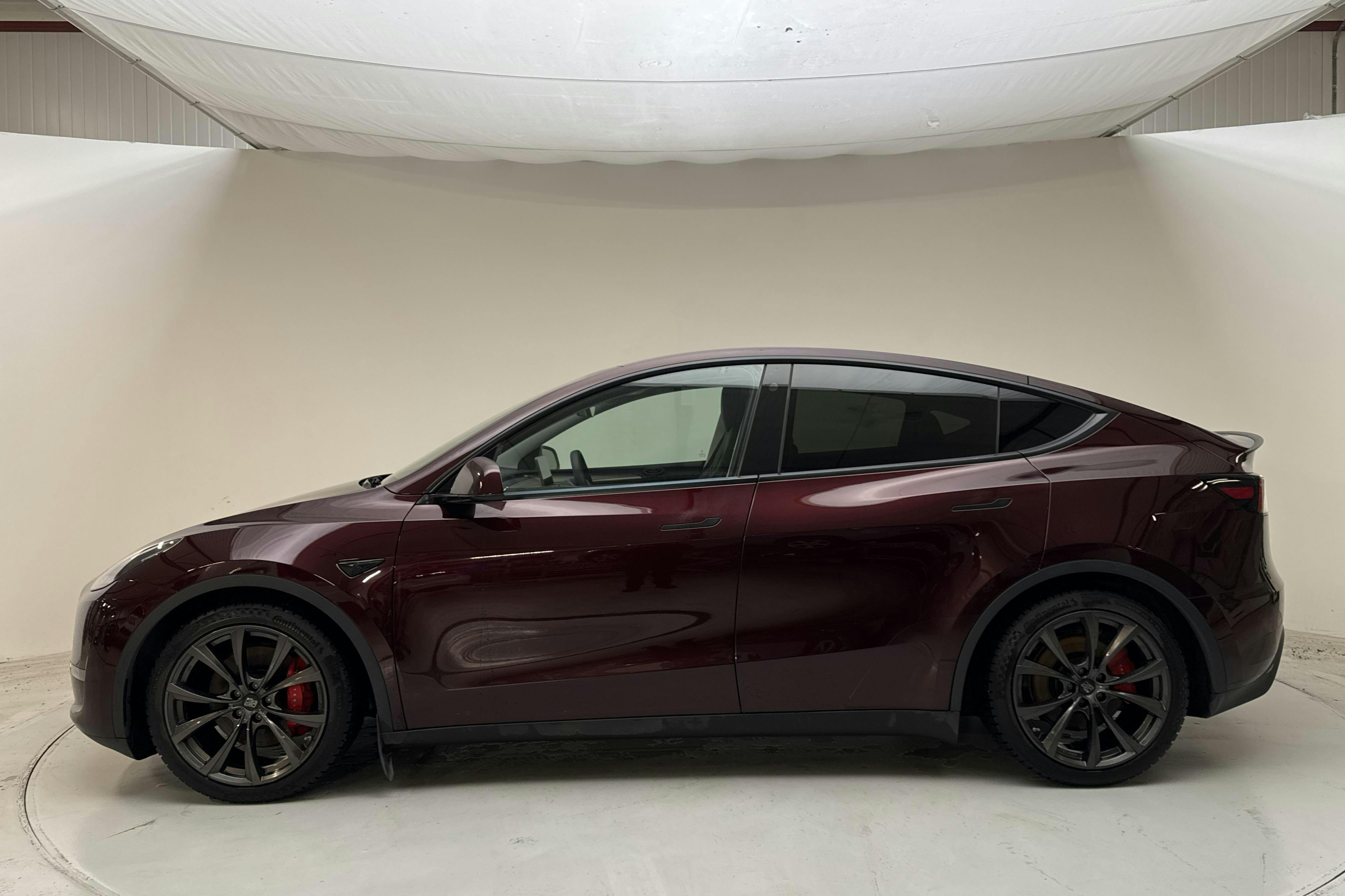 Præsentationsfoto 2 af 18: Tesla Model Y Performance Dual Motor AWD - 103 540 kilometer - Salgsautomat - Rød farve - 2023