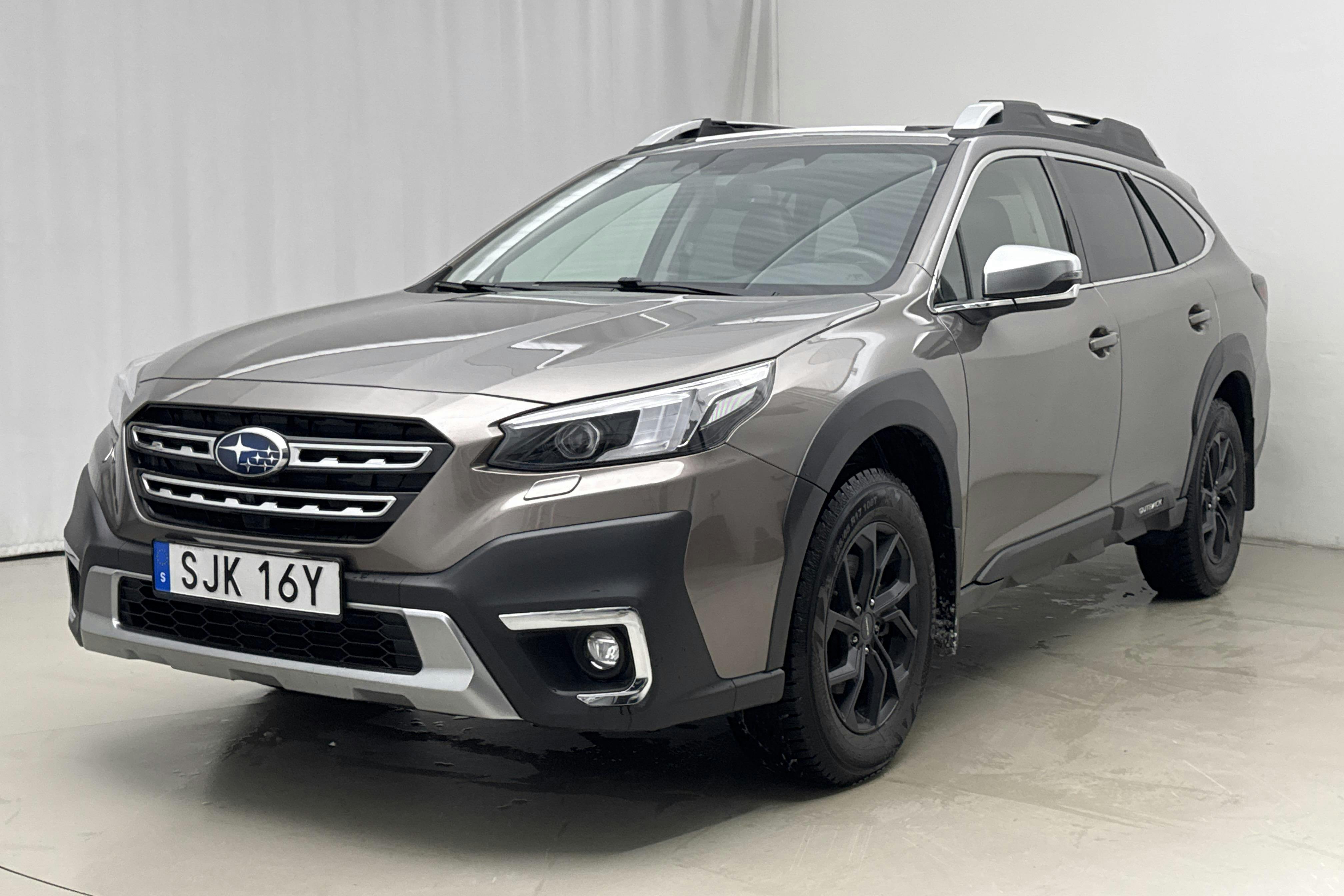 Presentationsfoto 1 av 23: Subaru Outback 2.5i XFuel 4WD (169hk) - 4 423 mil - Automat - Light Brown - 2022
