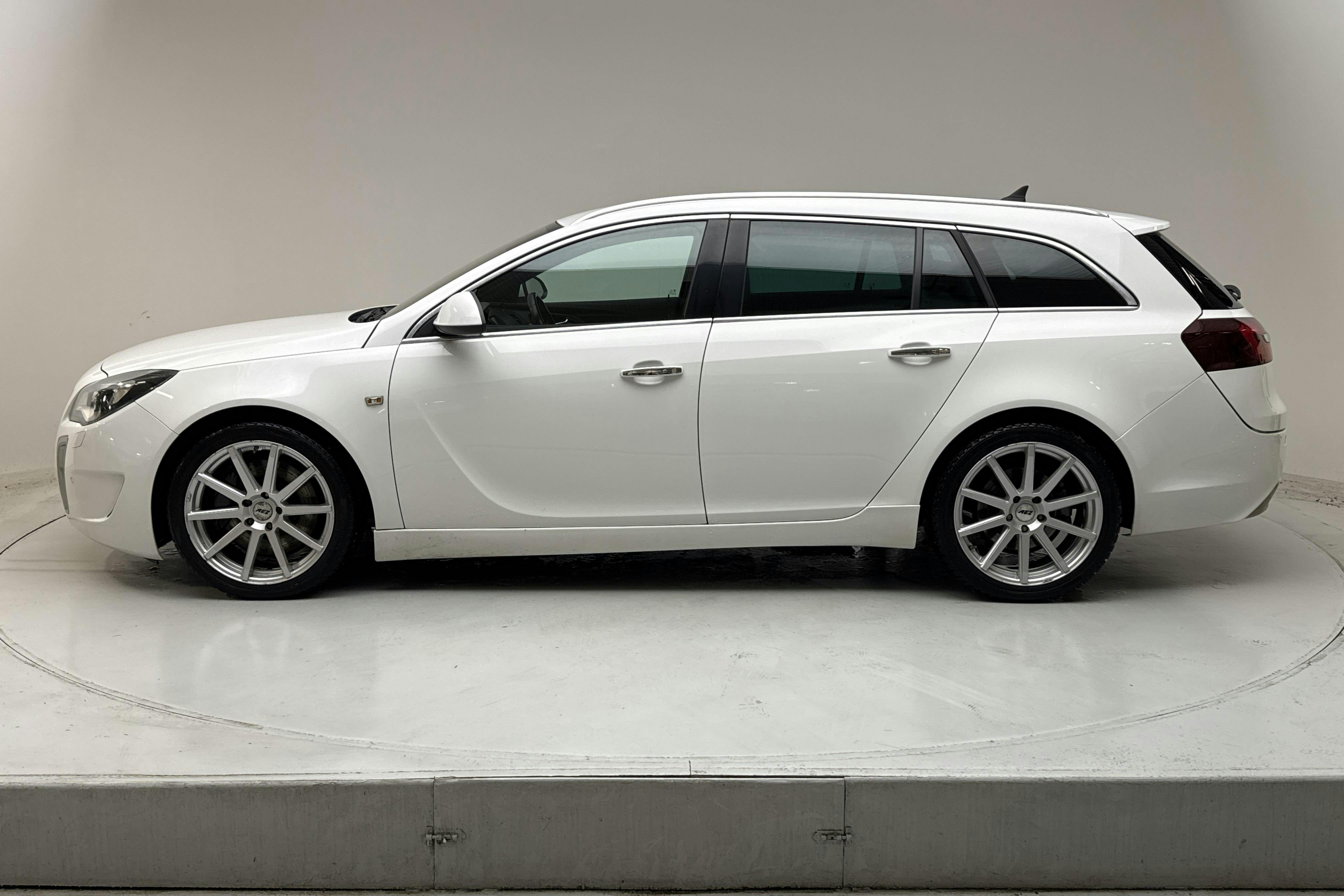 Presentation photo 2 of 16: Opel Insignia OPC 2.8 Turbo 4x4 Sports Tourer (325hk) - 105 800 km - Manual - white - 2015
