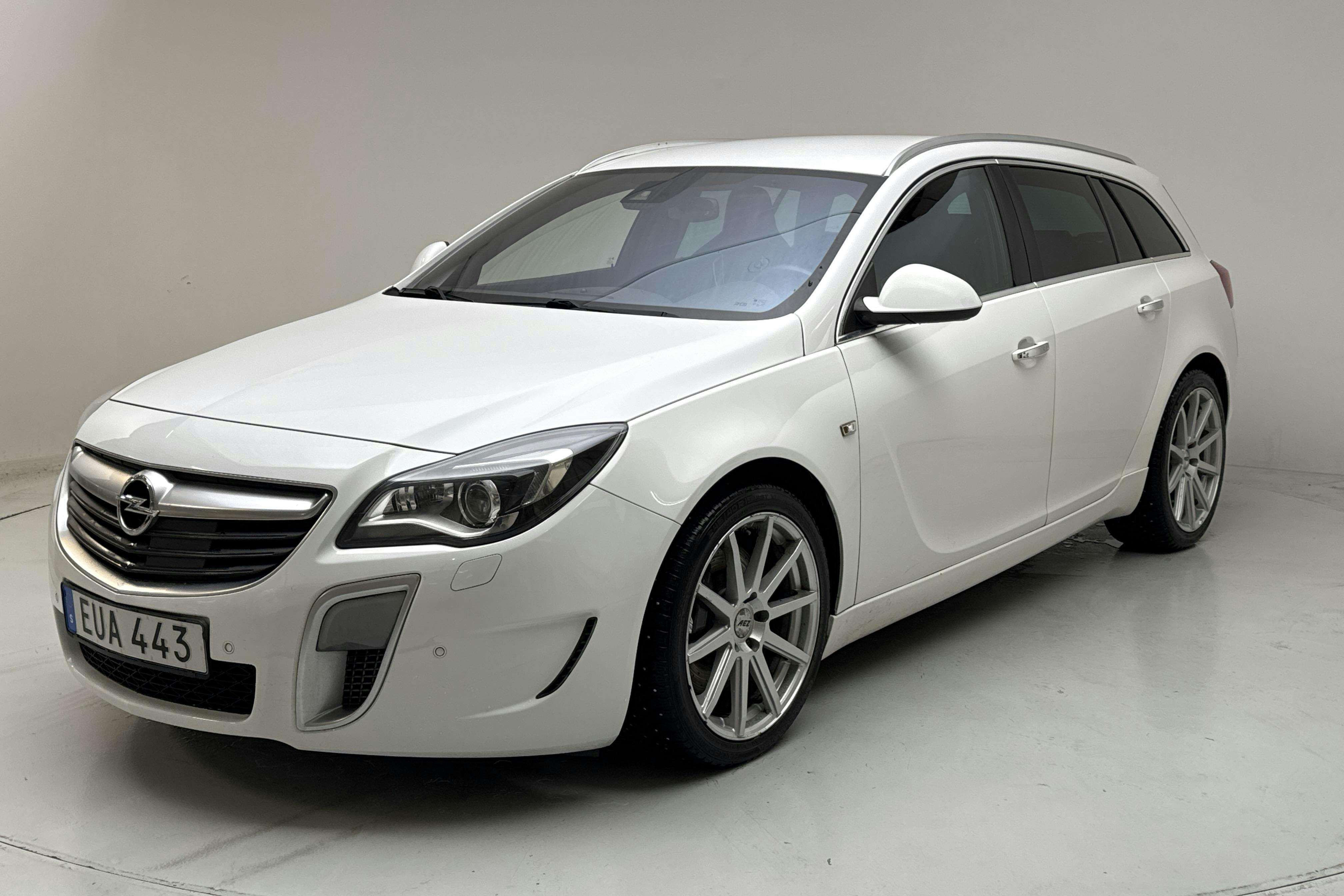 Presentation photo 1 of 16: Opel Insignia OPC 2.8 Turbo 4x4 Sports Tourer (325hk) - 105 800 km - Manual - white - 2015