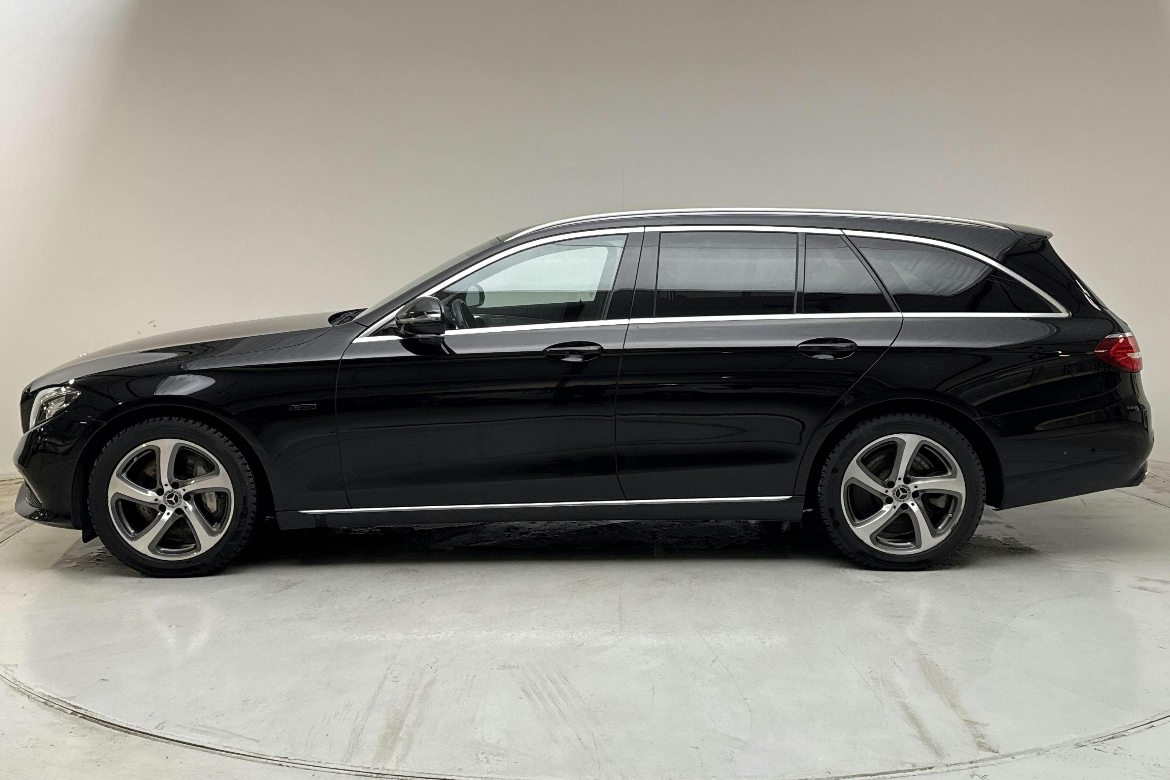 Præsentationsfoto 2 af 17: Mercedes E 300 de Kombi S213 (316hk) - 164 700 kilometer - Salgsautomat - Sort - 2020