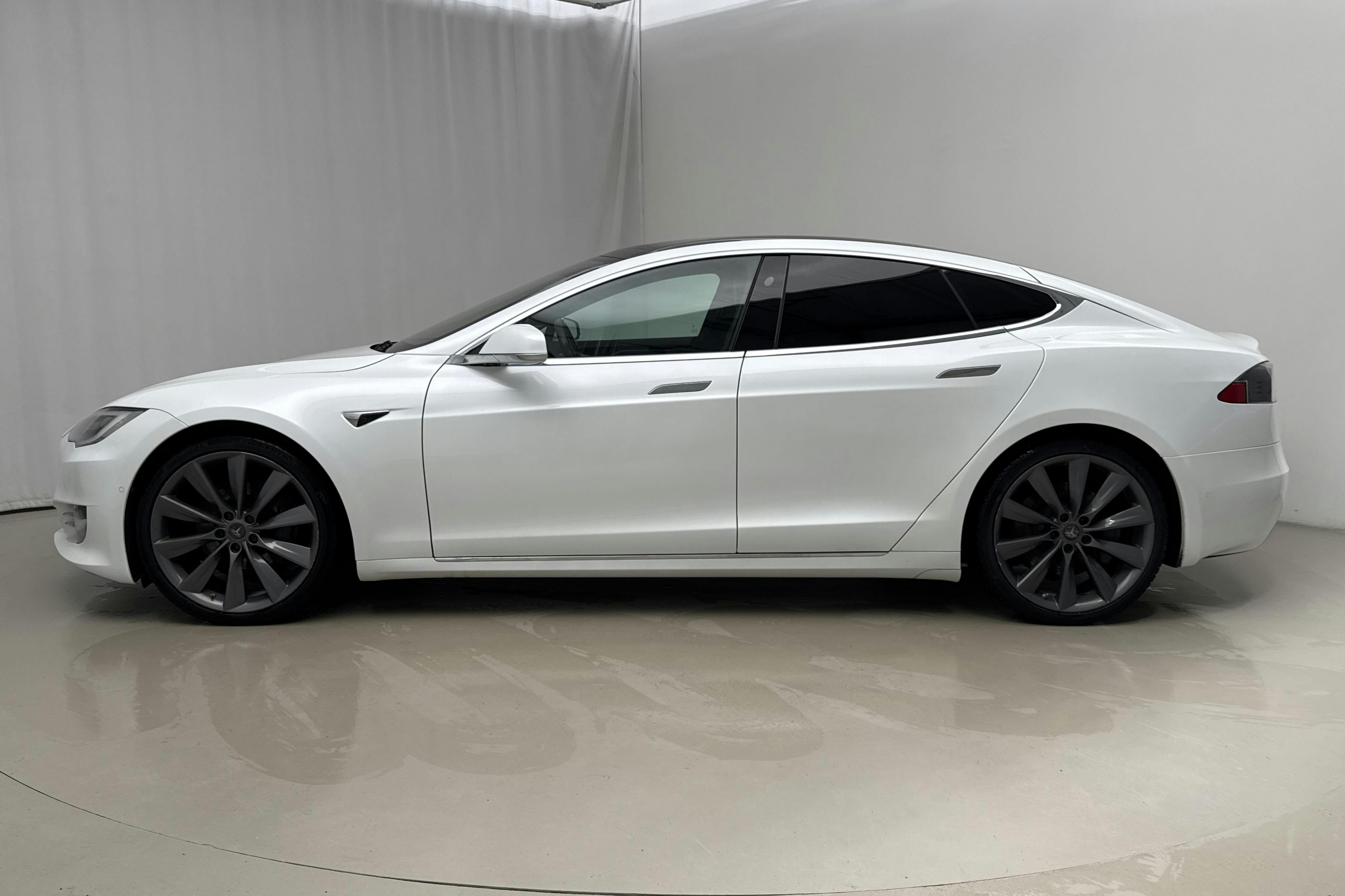 Presentationsfoto 2 av 24: Tesla Model S Dual Motor Long Range AWD - 20 215 mil - Automat - vit - 2020