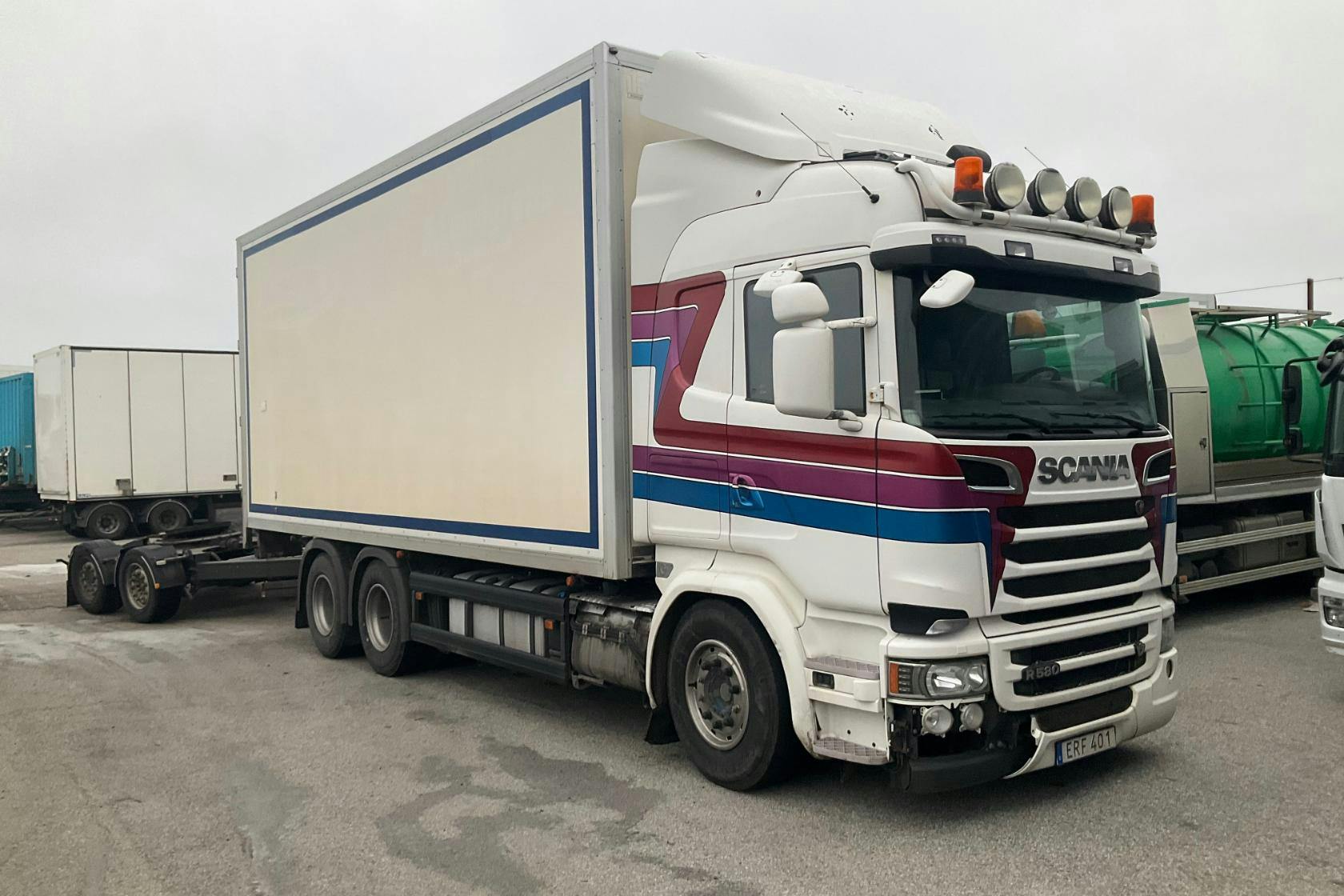 Presentationsfoto 2 av 33: Scania R580LB MNB - 1 186 932 km - Automat - vit - 2015