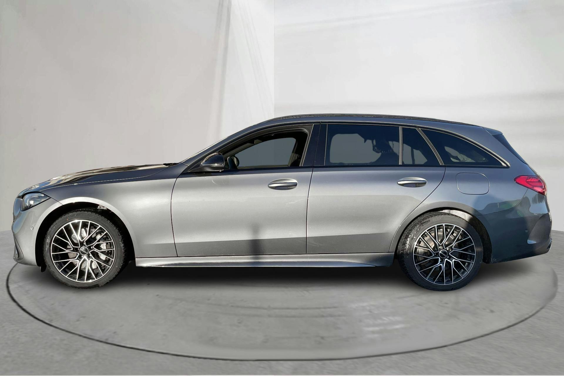 Presentationsfoto 2 av 17: Mercedes C 300 e Kombi S206 (333hk) - 6 587 mil - Automat - grå - 2024