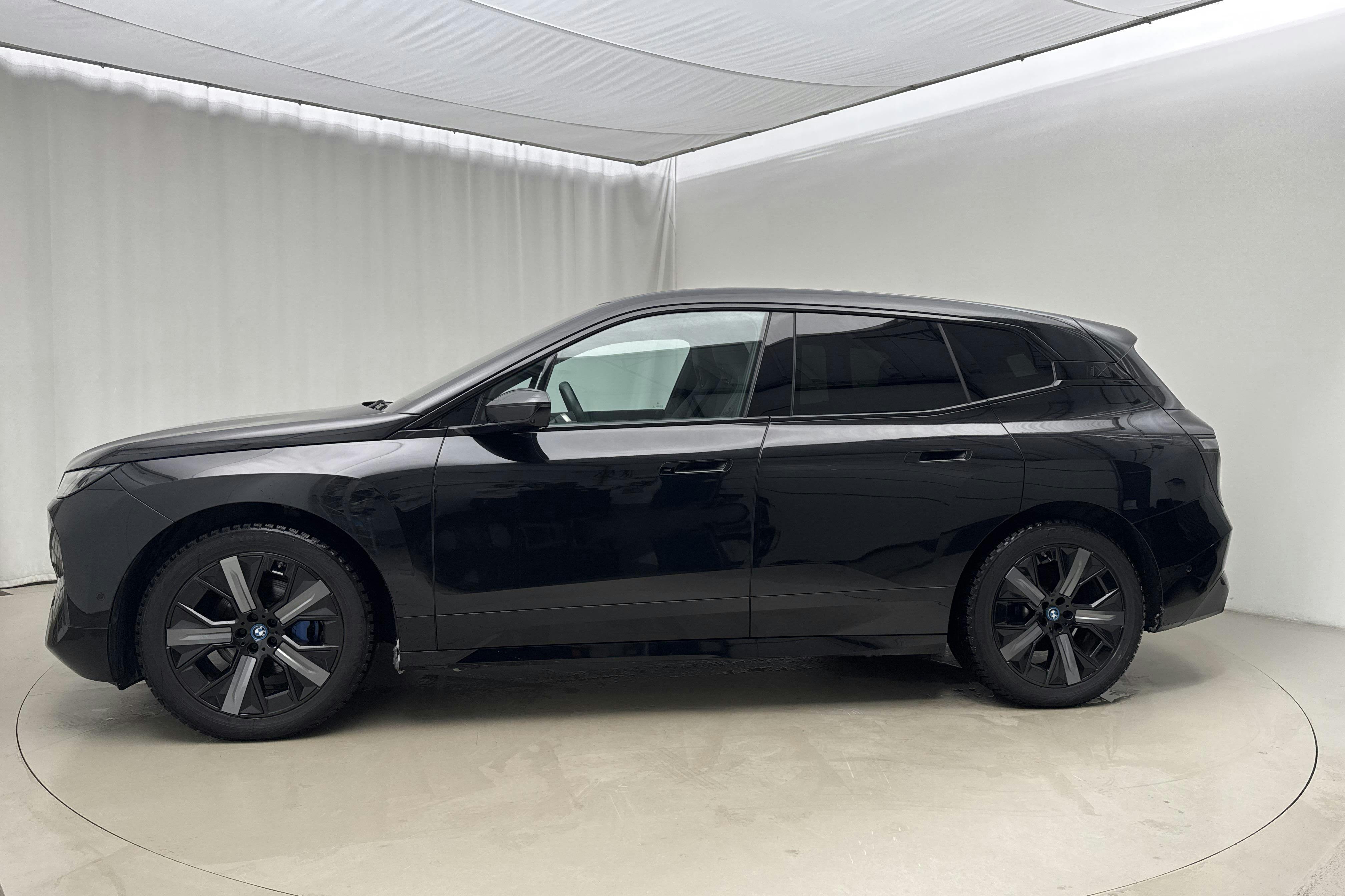 Presentation photo 2 of 24: BMW iX xDrive50, I20 (520hk) - 20 440 km - Automatic - black - 2024