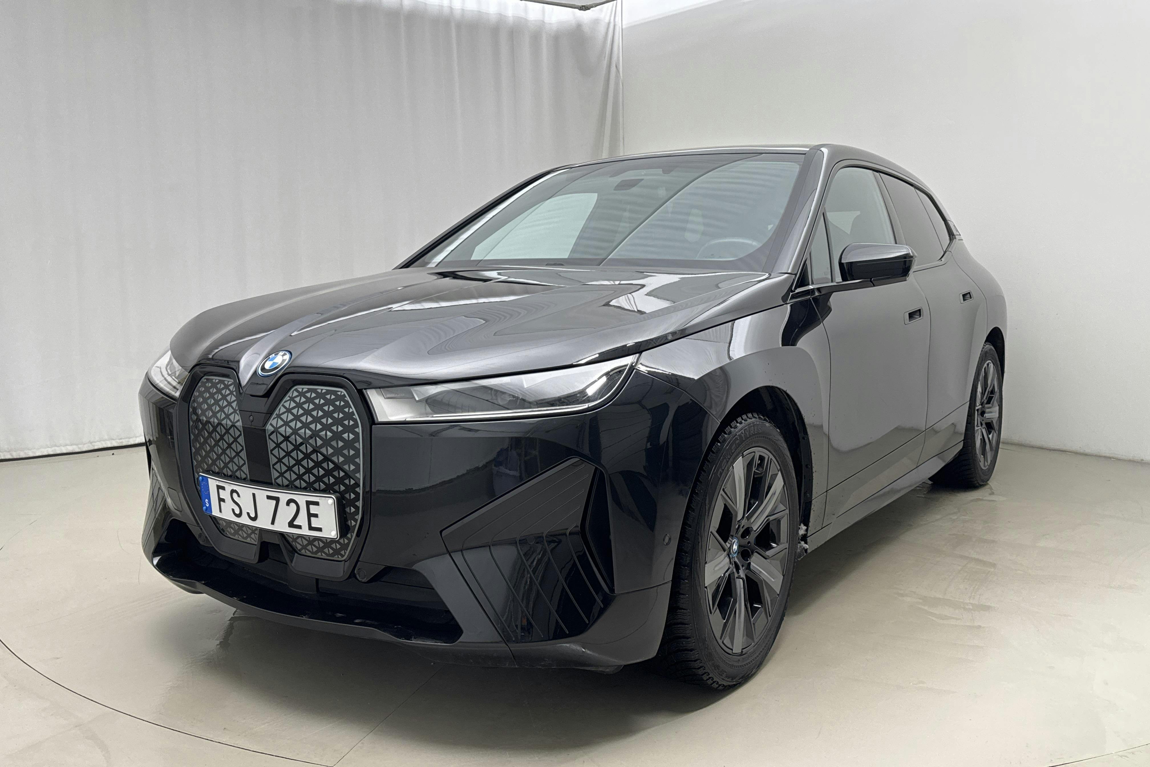 Presentation photo 1 of 24: BMW iX xDrive50, I20 (520hk) - 20 440 km - Automatic - black - 2024