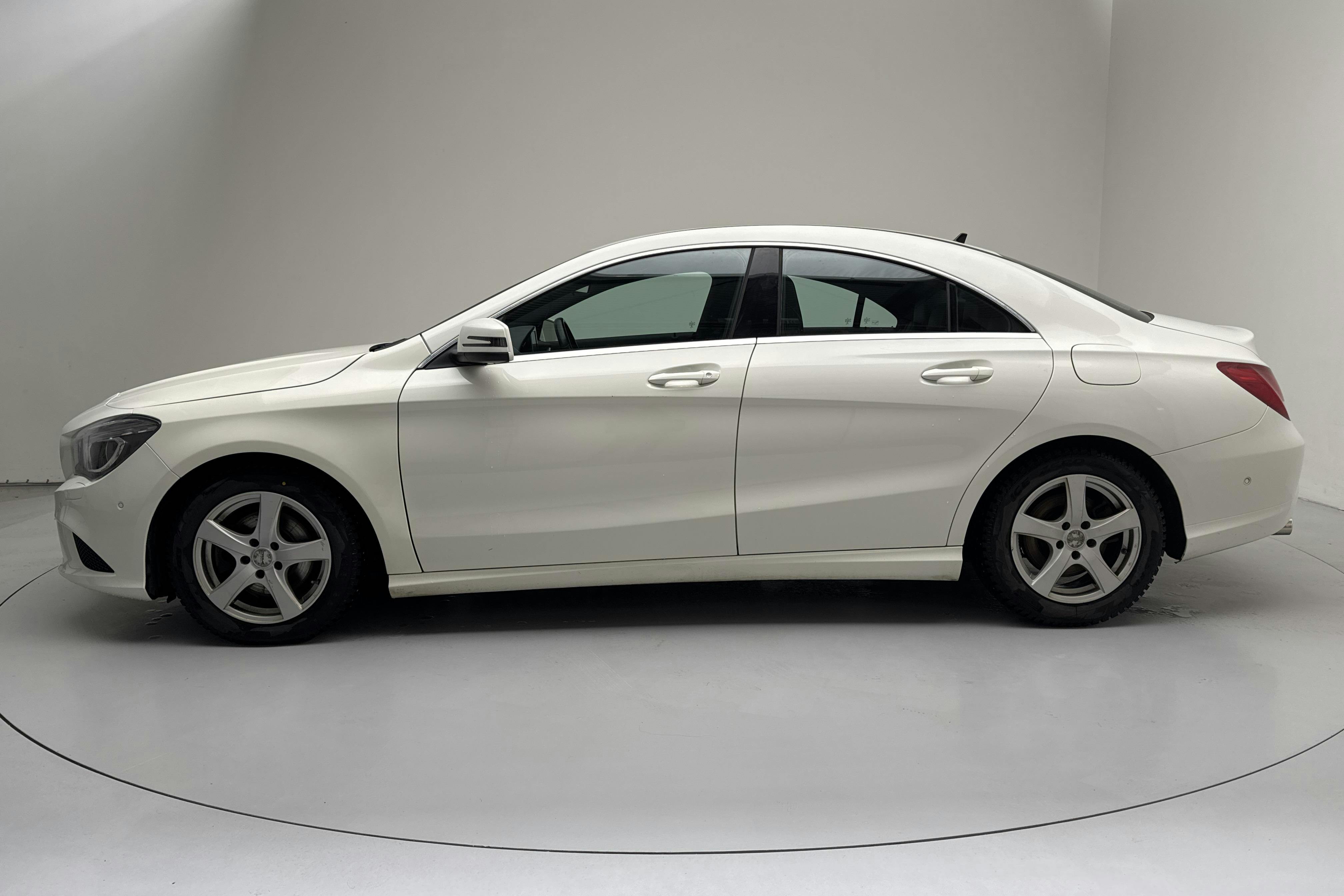 Presentationsfoto 2 av 12: Mercedes CLA 200 CDI (136hk) - 14 425 mil - Manuell - vit - 2015