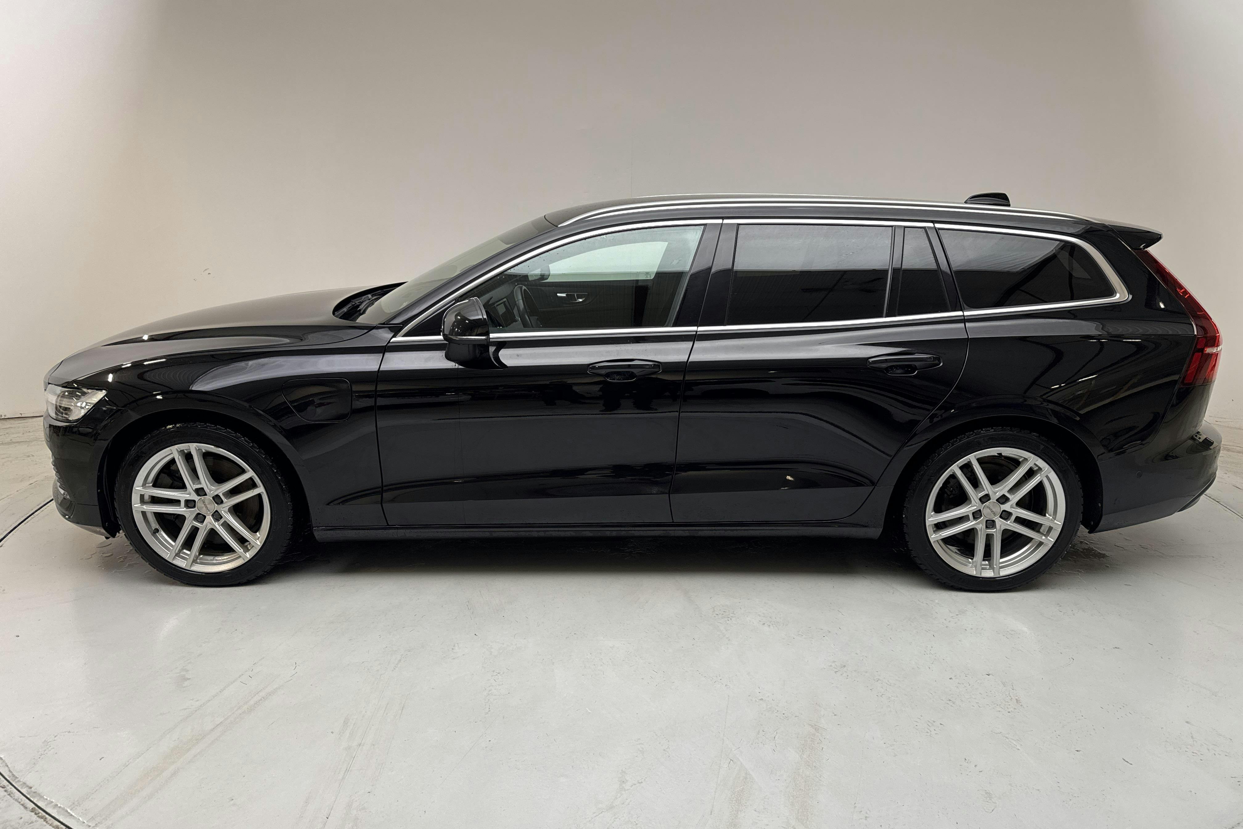 Presentationsfoto 2 av 18: Volvo V60 T6 AWD Recharge (350hk) - 0 mil - Automat - svart - 2023