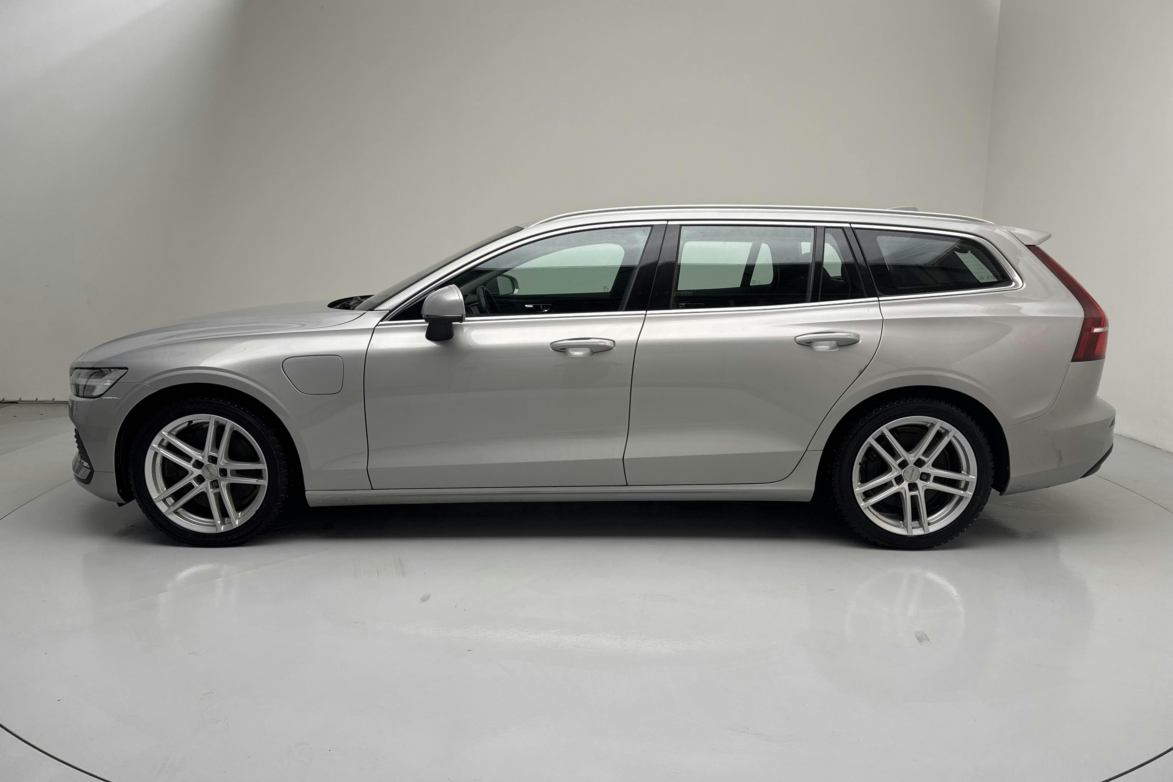 Presentationsfoto 2 av 17: Volvo V60 T6 AWD Recharge (350hk) - 15 238 mil - Automat - silver - 2023