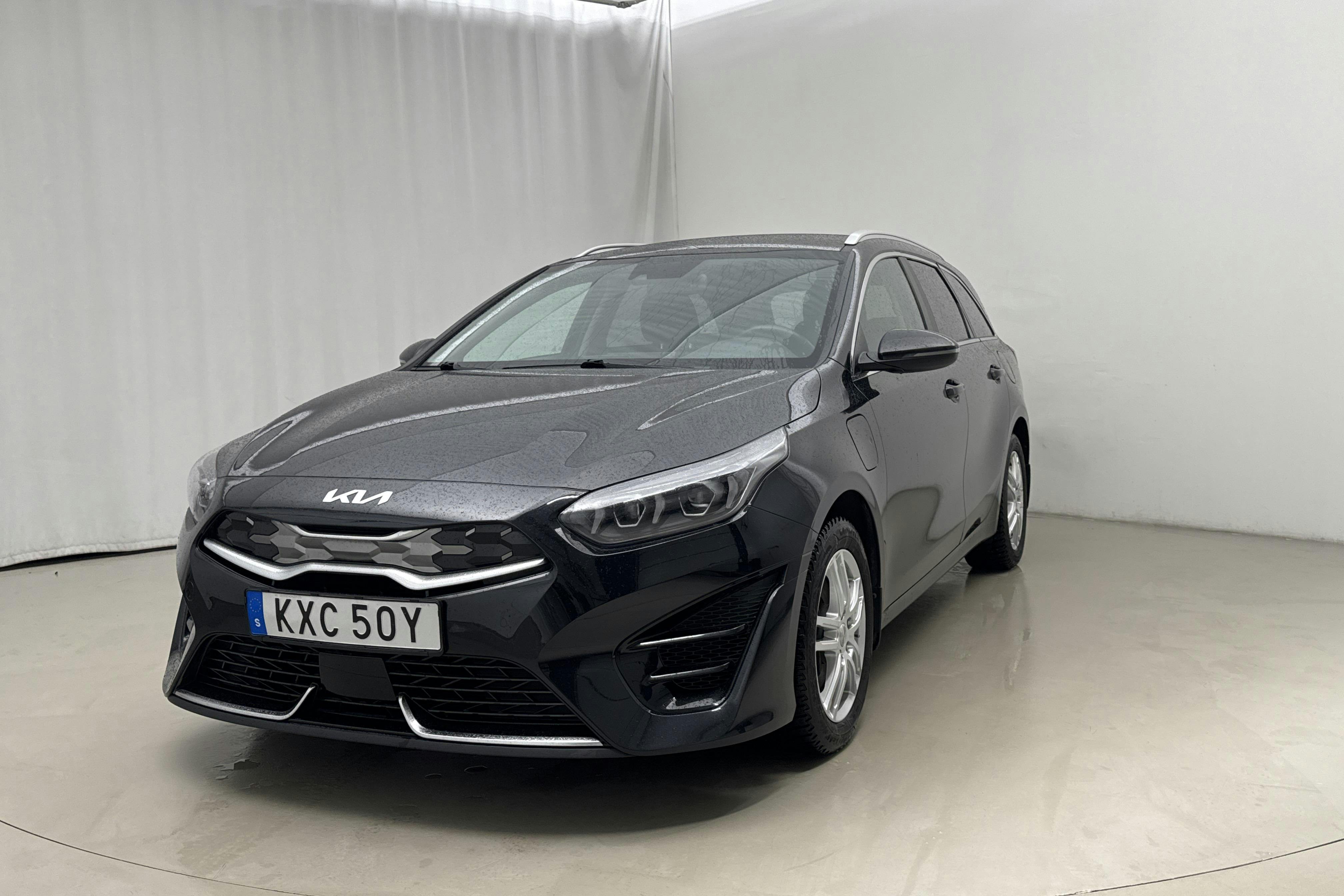 Presentationsfoto 1 av 16: KIA Ceed 1.6 Plug-in Hybrid SW (141hk) - 11 009 mil - Automat - svart - 2022