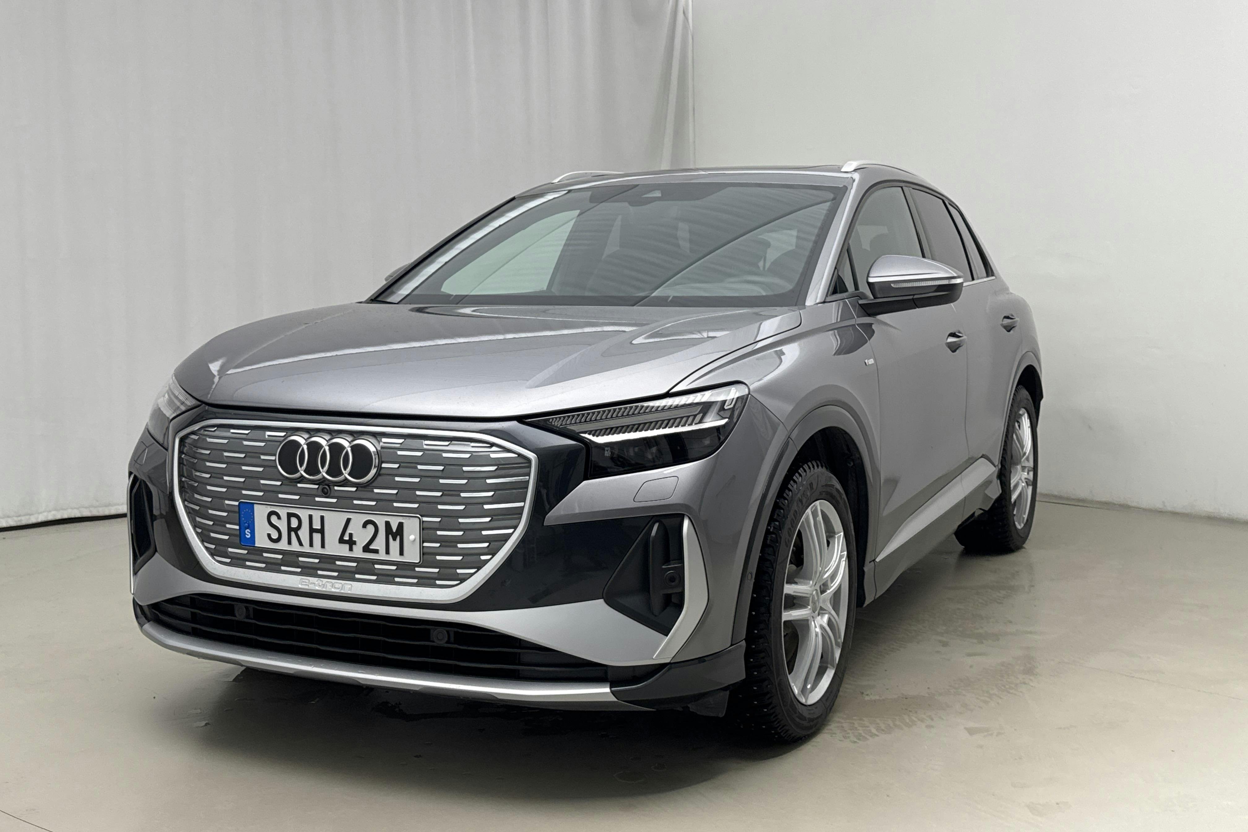 Presentationsfoto 1 av 26: Audi Q4 45 e-tron quattro 82kWh (286hk) - 846 mil - Automat - grå - 2025