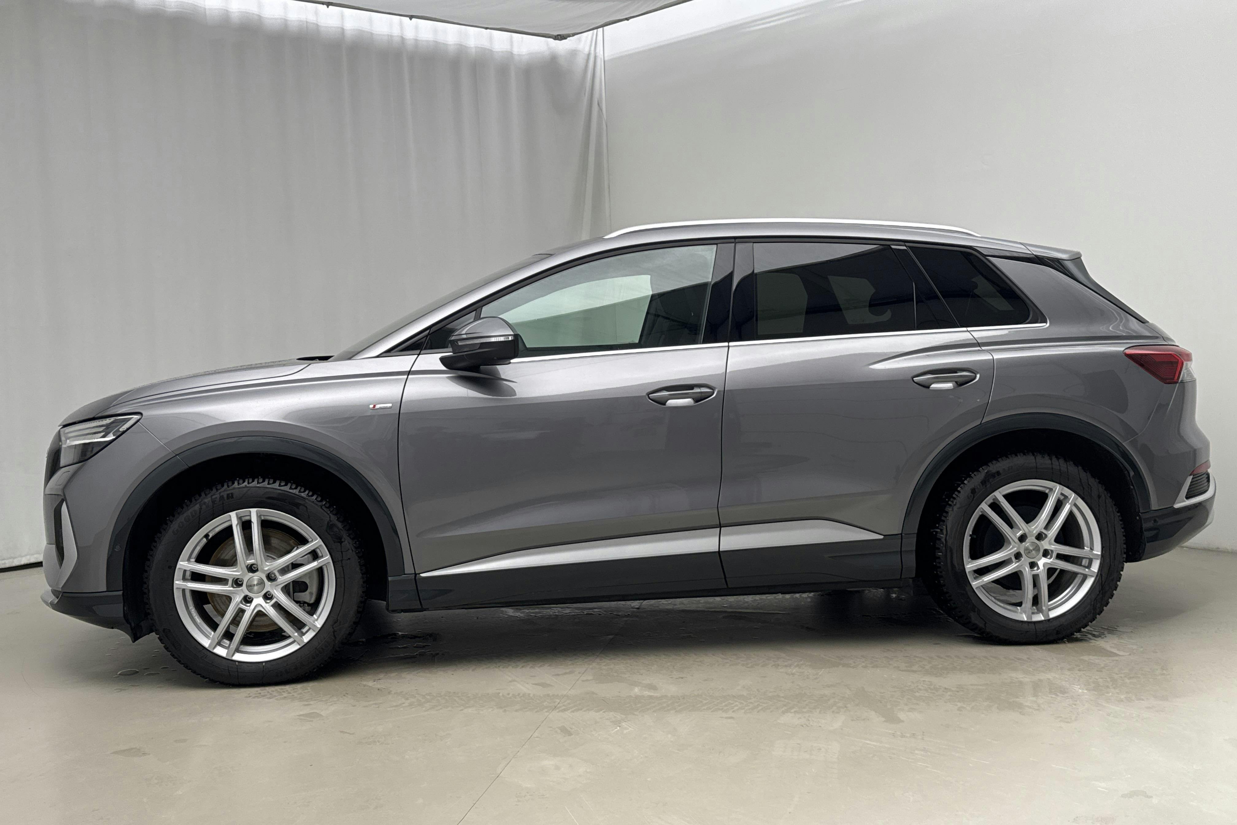 Presentationsfoto 2 av 26: Audi Q4 45 e-tron quattro 82kWh (286hk) - 846 mil - Automat - grå - 2025
