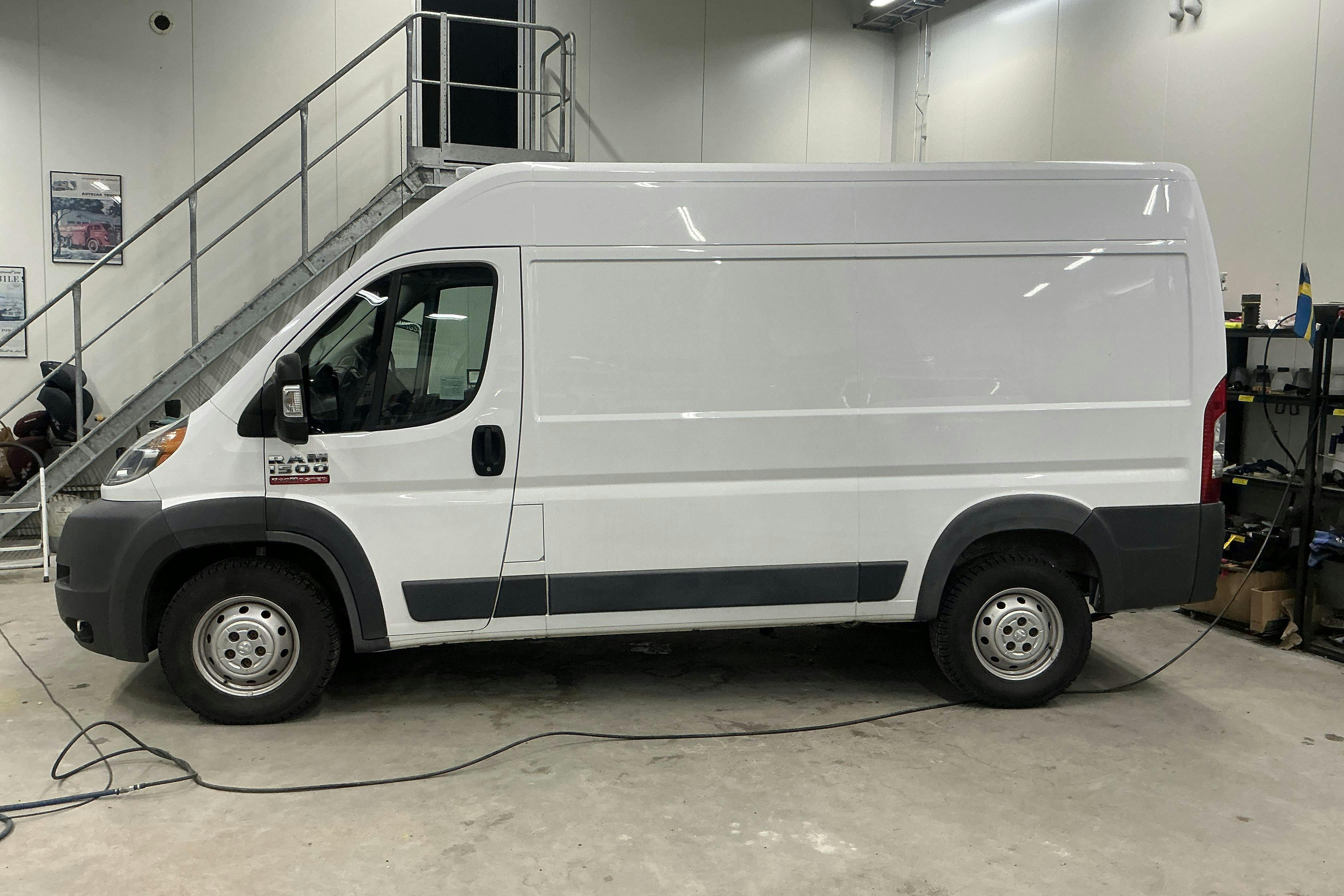 Presentationsfoto 2 av 17: RAM 1500 ProMaster Campingbil - 13 351 mil - Automat - vit - 2018