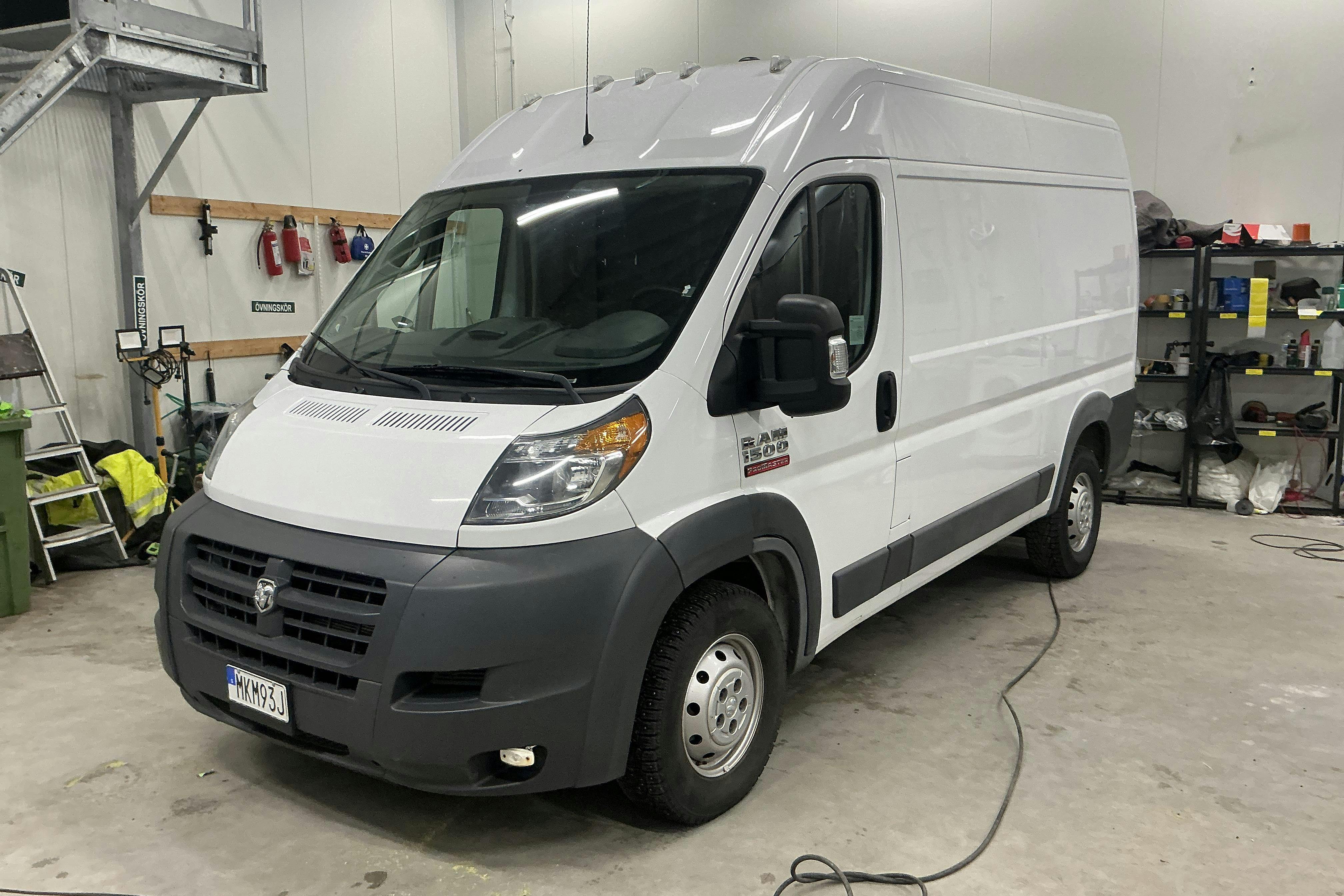 Presentationsfoto 1 av 17: RAM 1500 ProMaster Campingbil - 13 351 mil - Automat - vit - 2018
