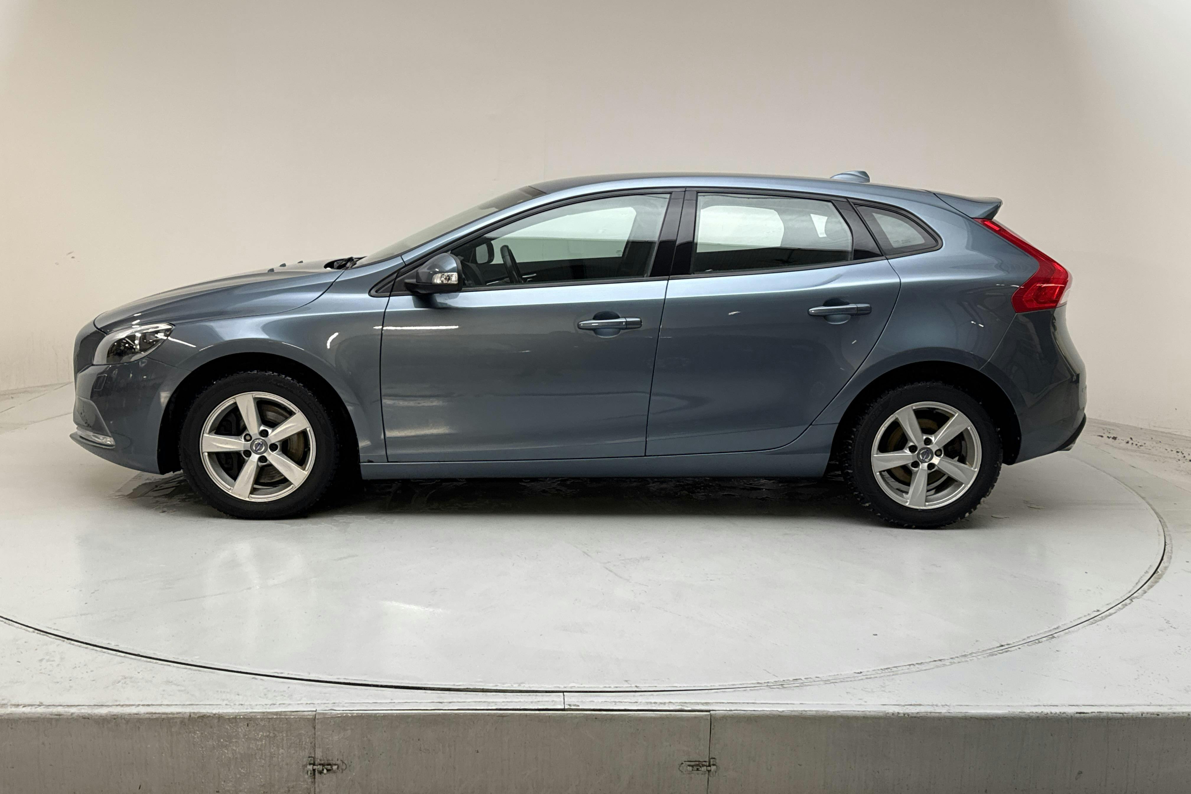 Presentationsfoto 2 av 16: Volvo V40 D4 (177hk) - 18 746 mil - Manuell - blå - 2013