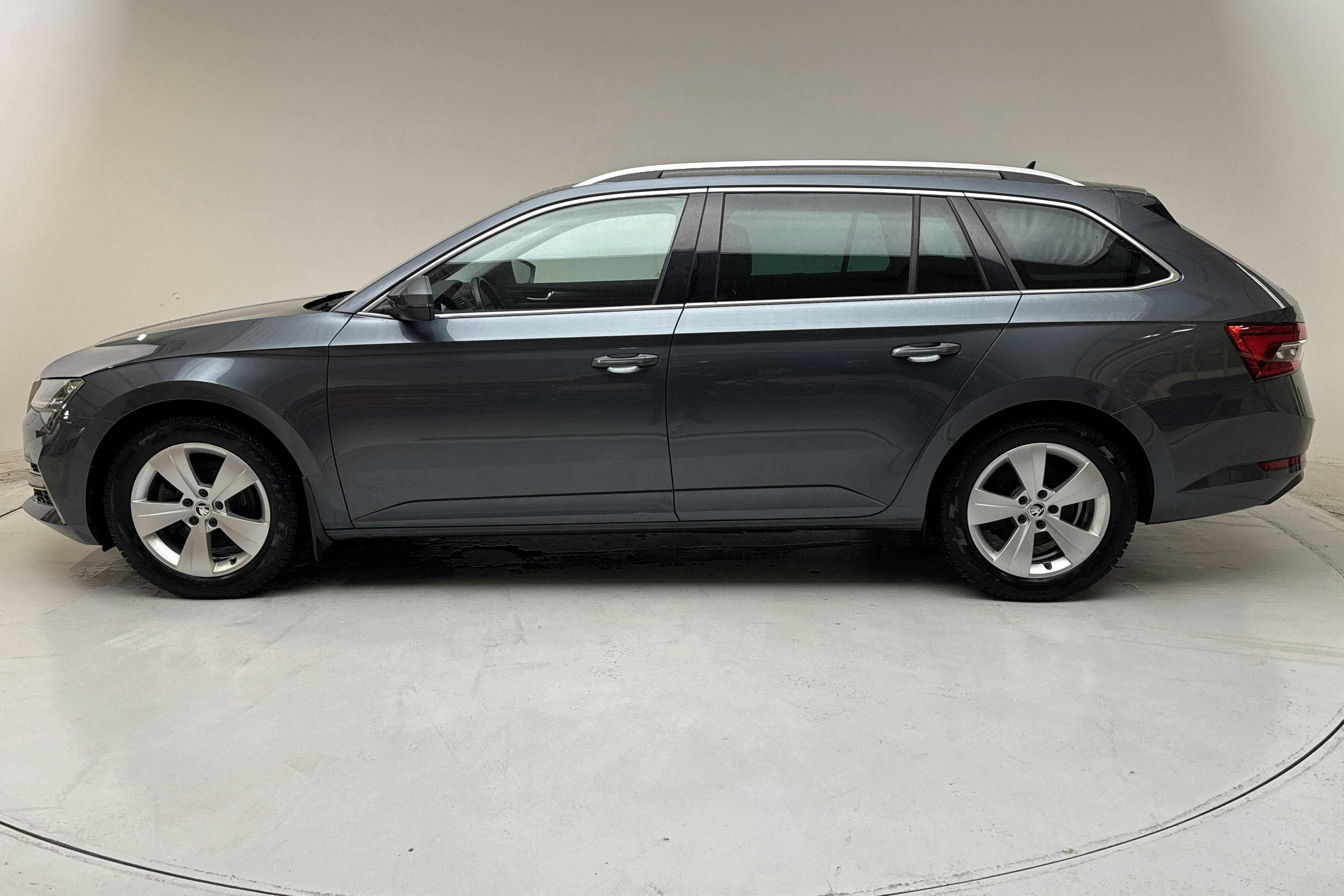 Presentationsfoto 2 av 17: Skoda Superb 1.4 TSI PHEV Kombi (218hk) - 7 005 mil - Automat - grå - 2022