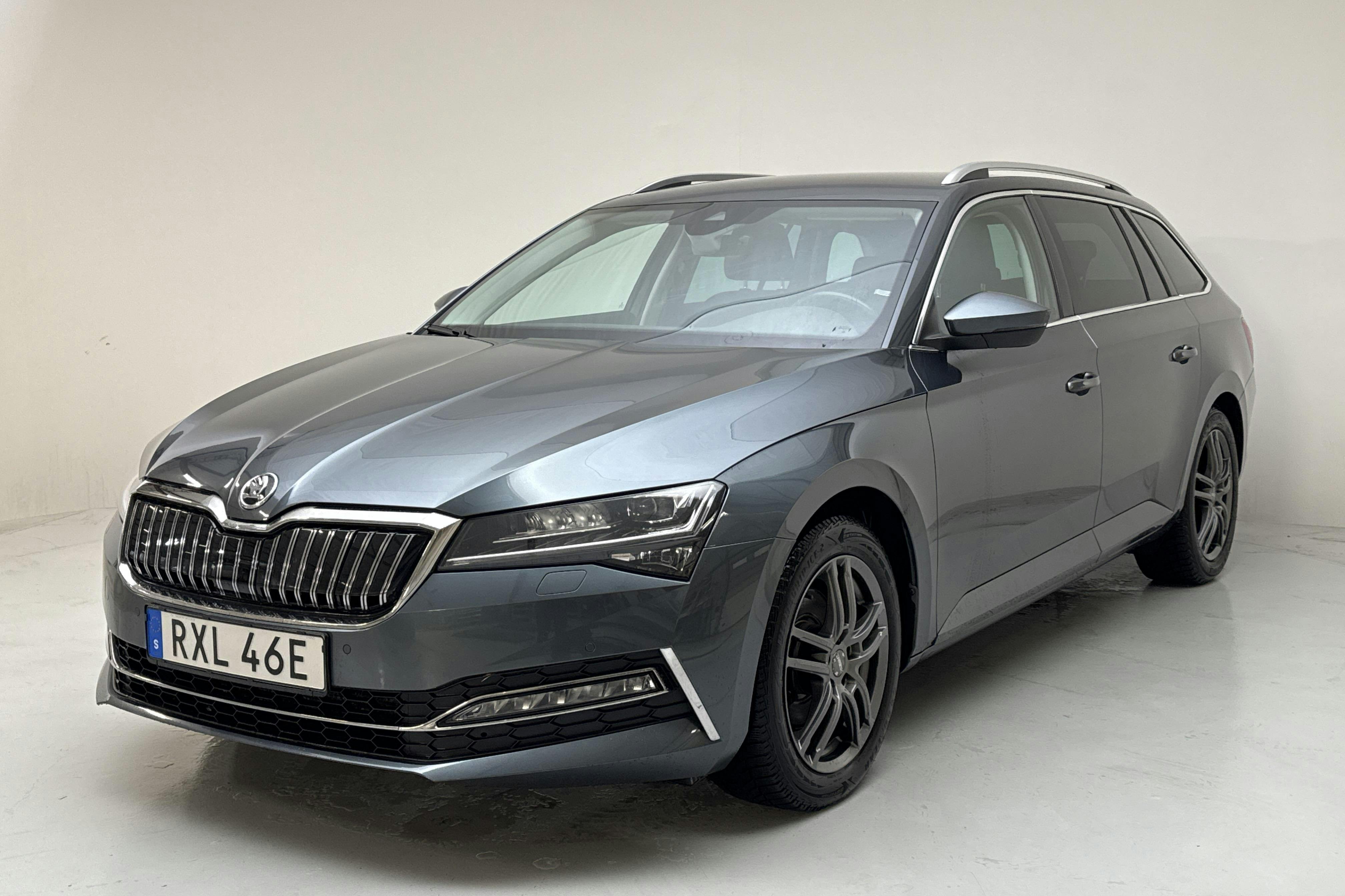 Presentationsfoto 1 av 13: Skoda Superb 1.4 TSI PHEV Kombi (218hk) - 13 852 mil - Automat - grå - 2021