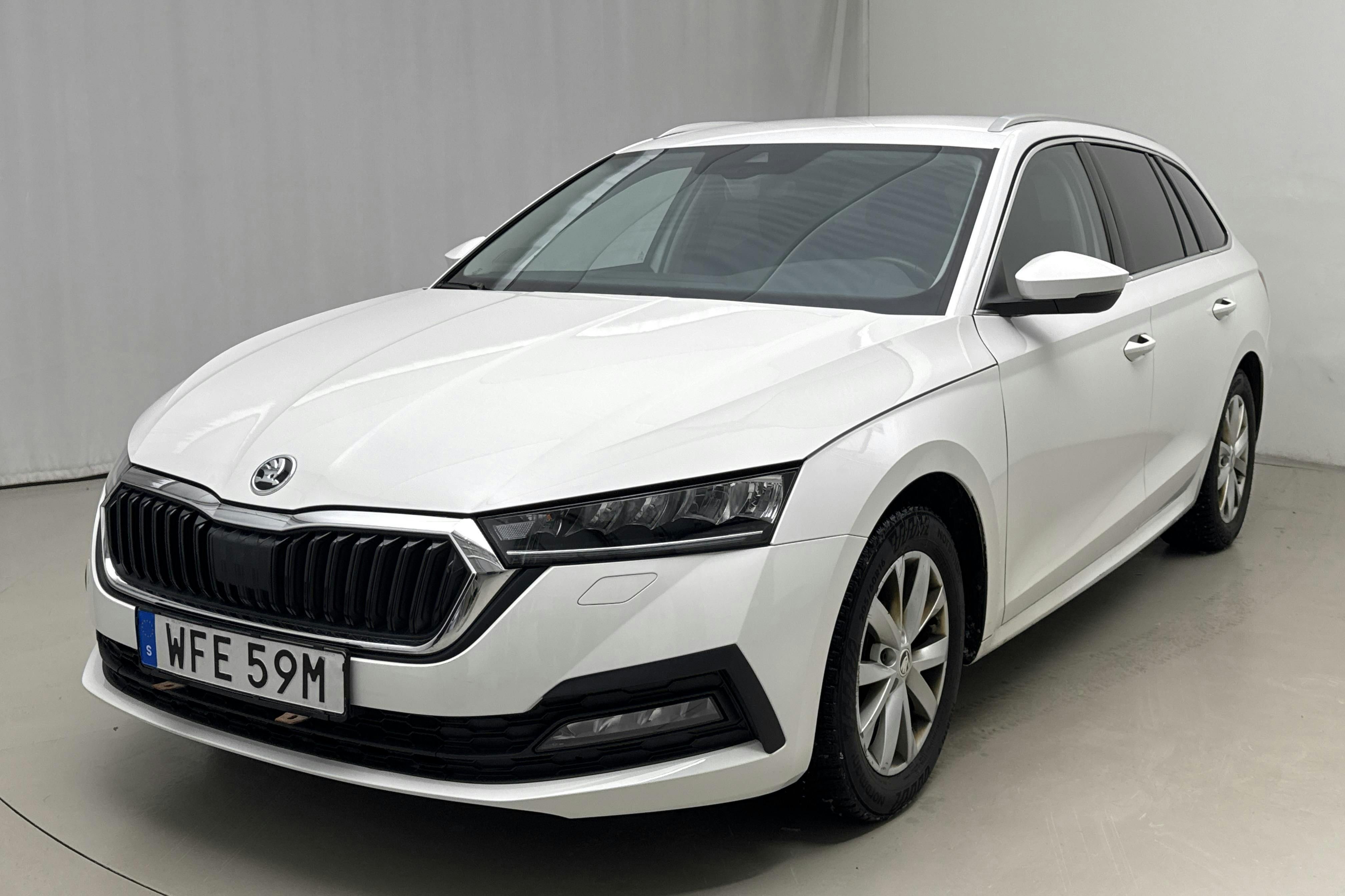 Presentationsfoto 1 av 15: Skoda Octavia 2.0 TDI Combi 4x4 (150hk) - 14 788 mil - Automat - vit - 2022