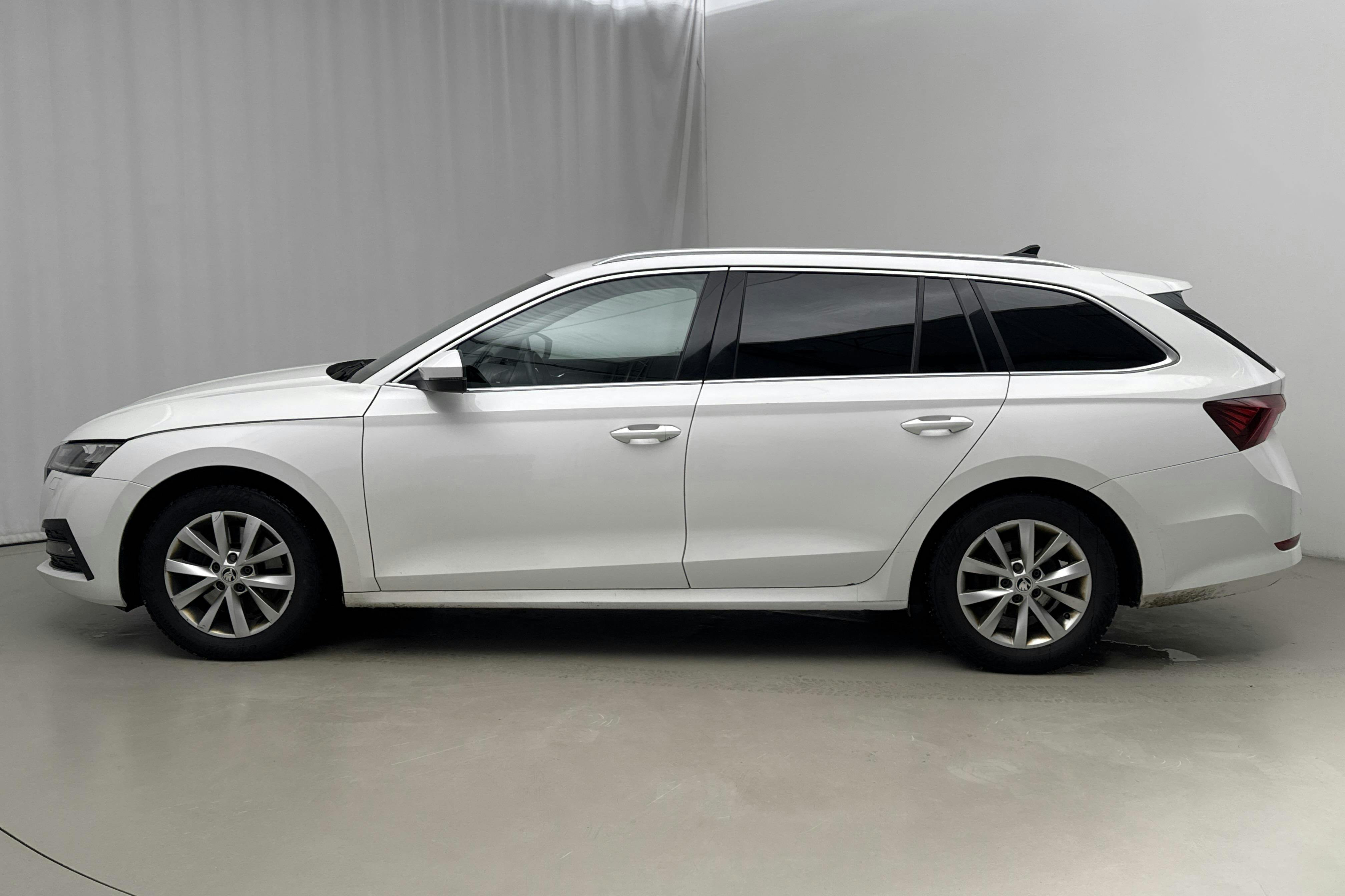 Presentationsfoto 2 av 15: Skoda Octavia 2.0 TDI Combi 4x4 (150hk) - 14 788 mil - Automat - vit - 2022
