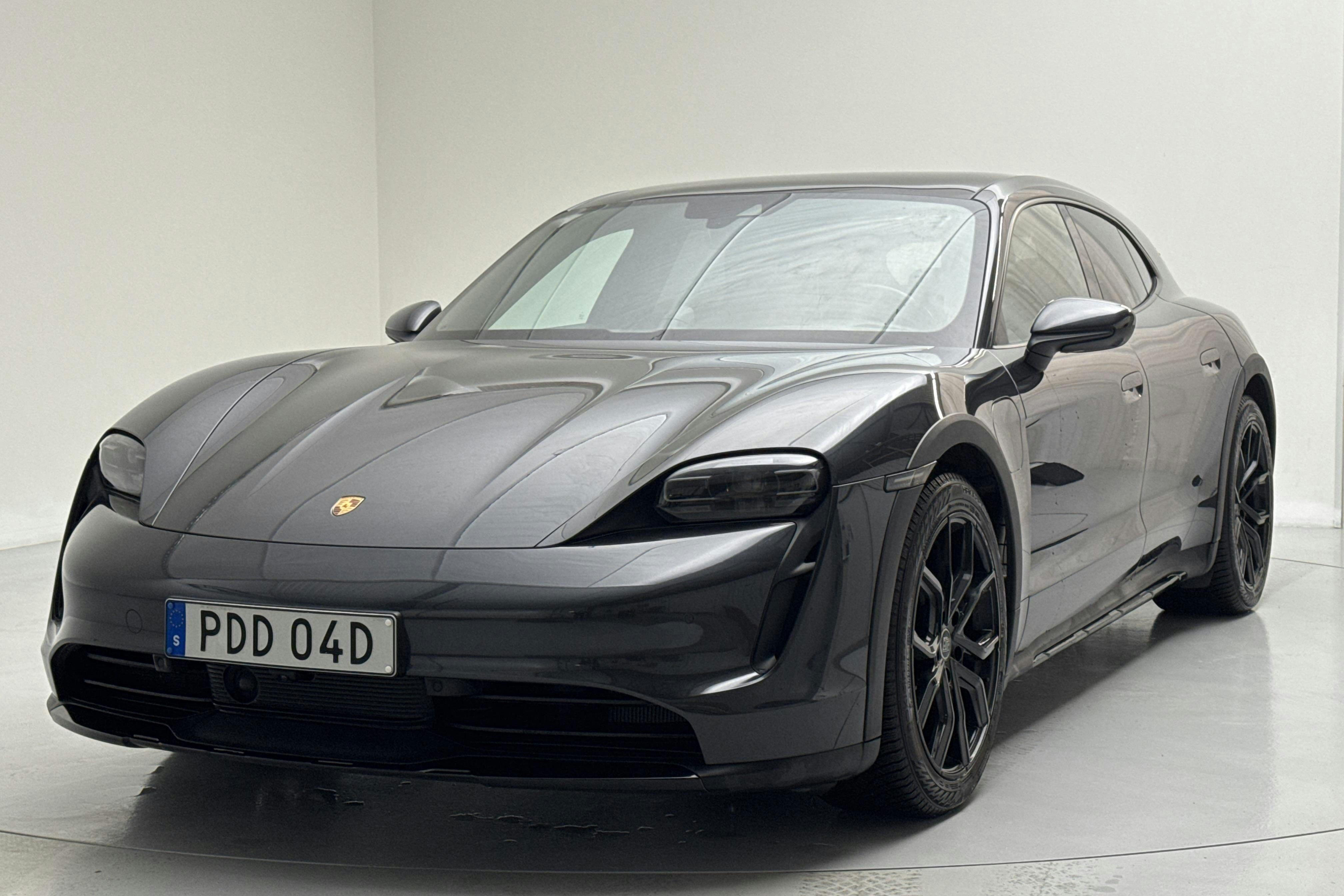 Presentationsfoto 1 av 20: Porsche Taycan 4 Cross Turismo (476hk) - 6 207 mil - Automat - Dark Grey - 2022