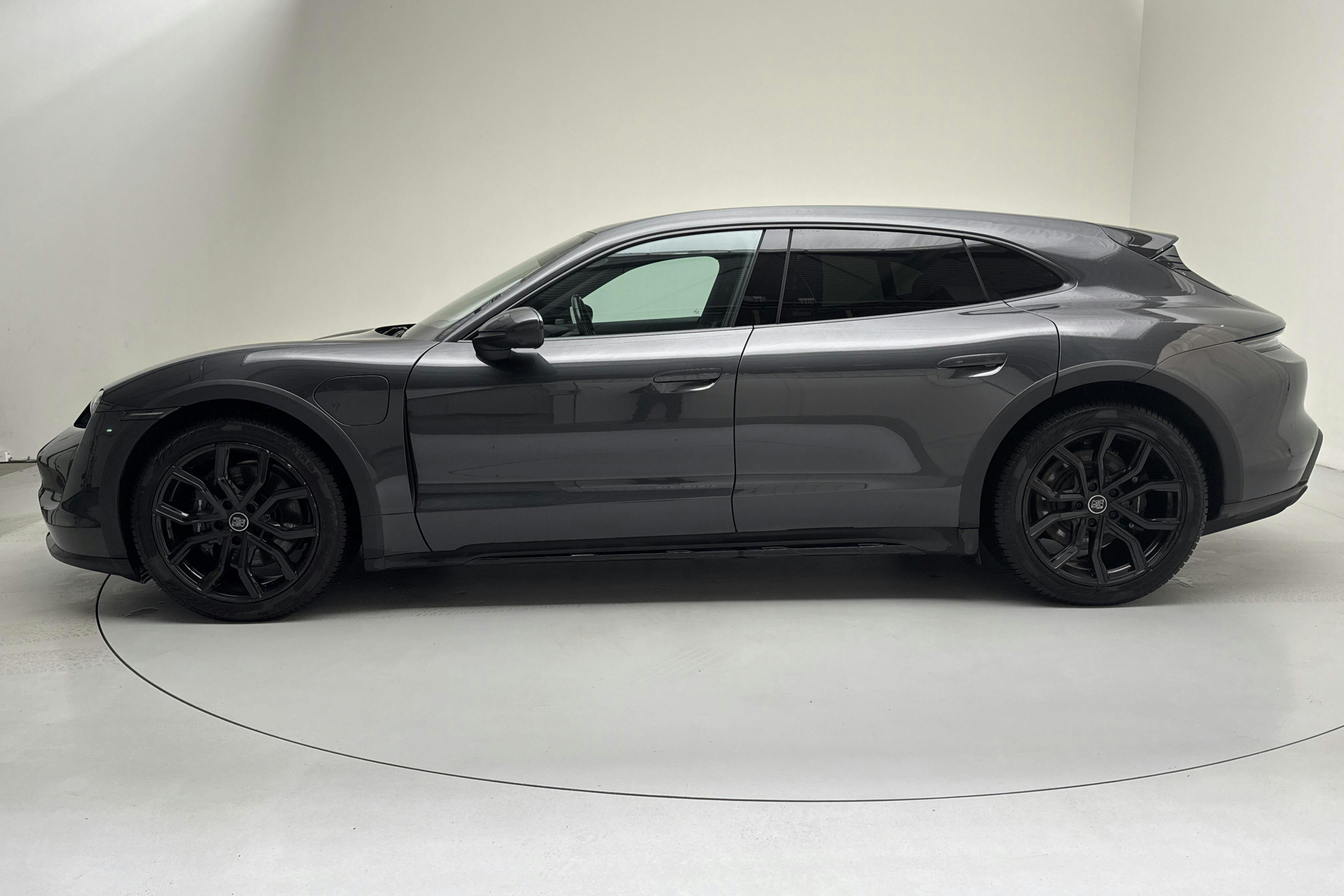 Presentationsfoto 2 av 20: Porsche Taycan 4 Cross Turismo (476hk) - 6 207 mil - Automat - Dark Grey - 2022