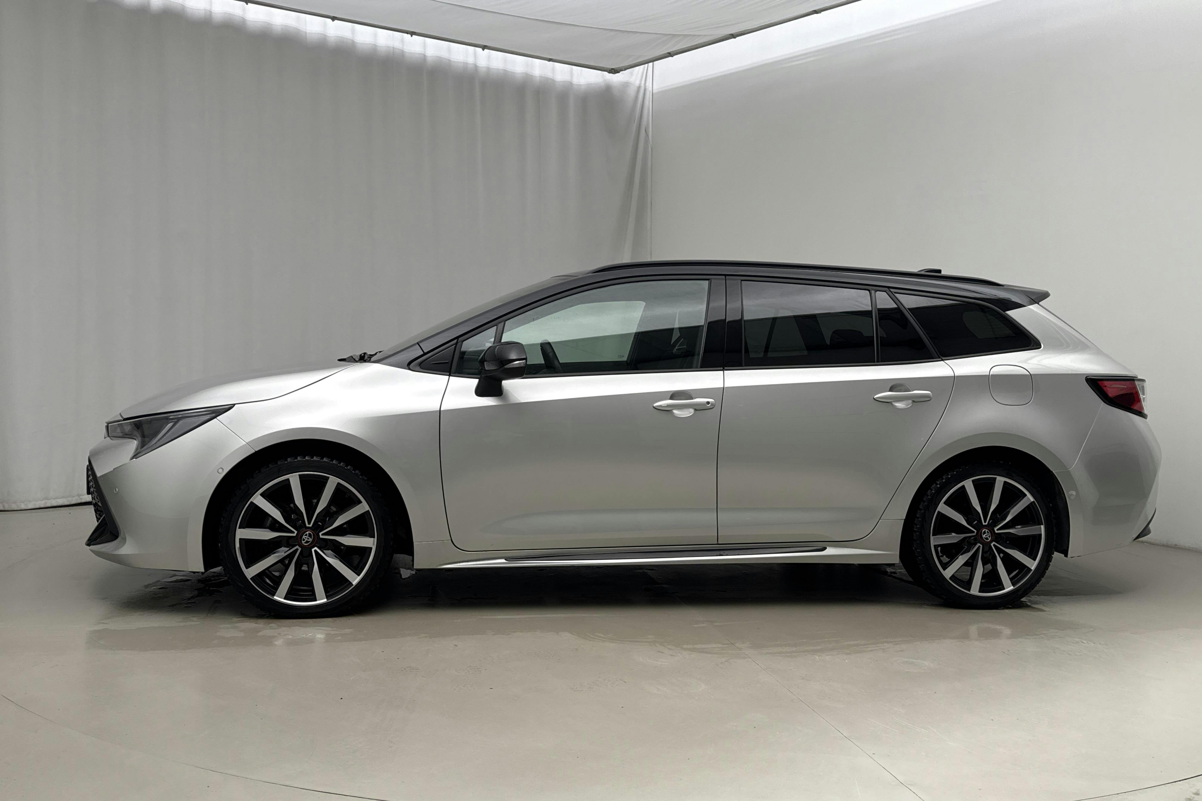 Præsentationsfoto 2 af 21: Toyota Corolla 2.0 Hybrid Touring Sports (184hk) - 79 340 kilometer - Salgsautomat - Sølv - 2022