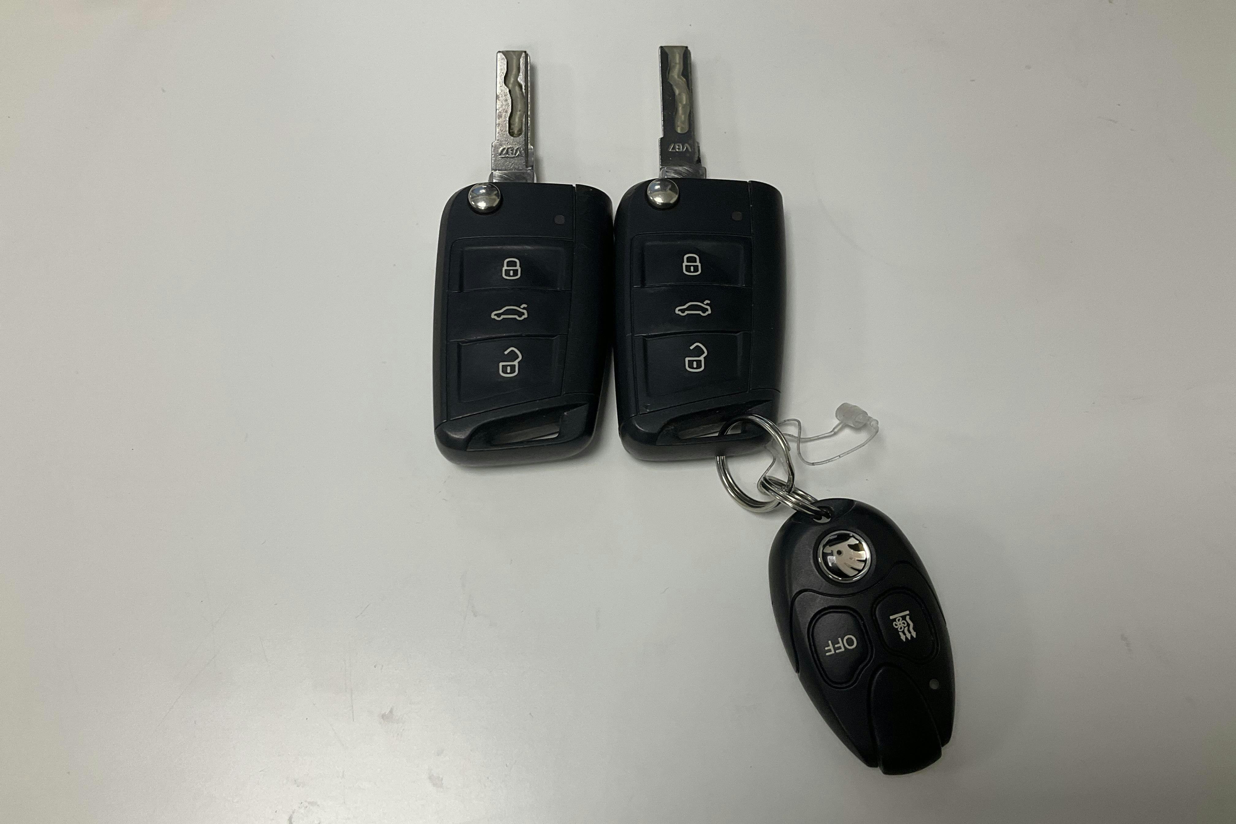 Esittelykuva 21 osoitteesta 21: Skoda Octavia III 2.0 TSI RS Combi (220hk) - 213 540 km - Automaattinen - musta - 2016