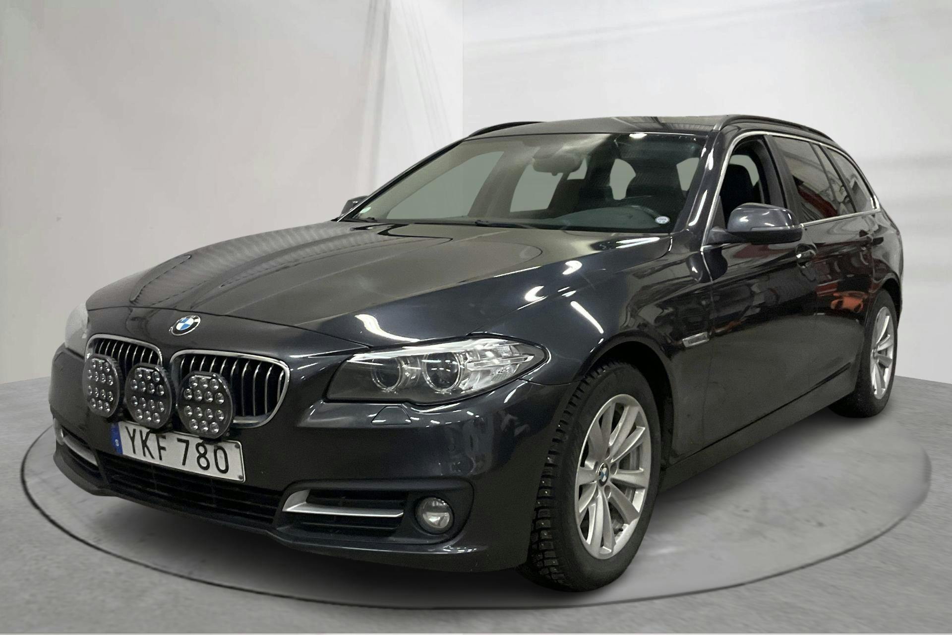 Presentationsfoto 1 av 16: BMW 520d xDrive Touring, F11 (190hk) - 23 861 mil - Automat - grå - 2017