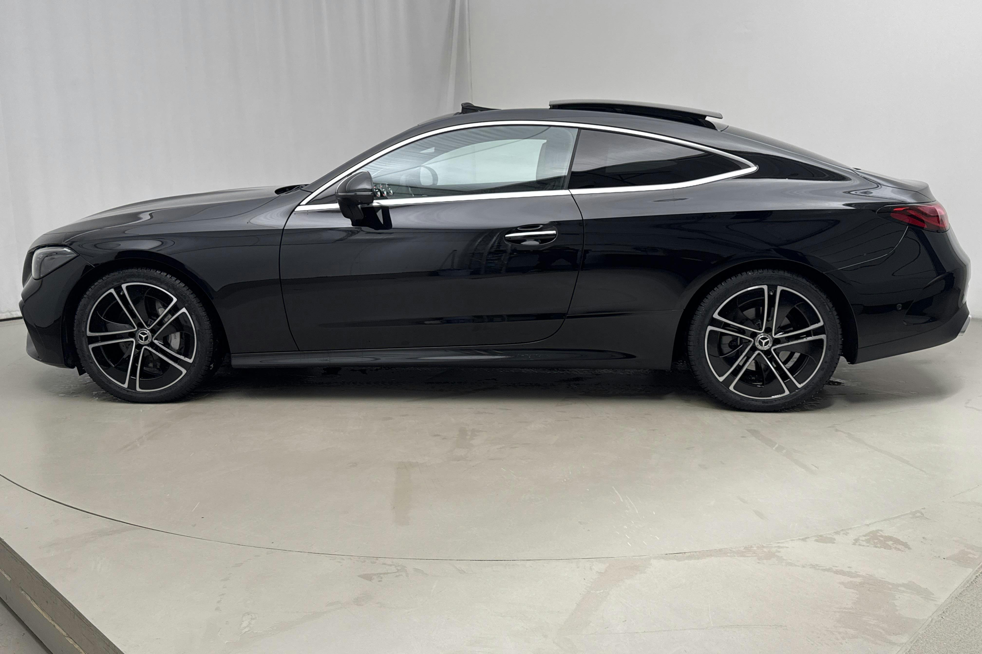 Presentationsfoto 2 av 22: Mercedes CLE 300 4Matic Coupé C236 (258hk) - 780 mil - Automat - svart - 2024