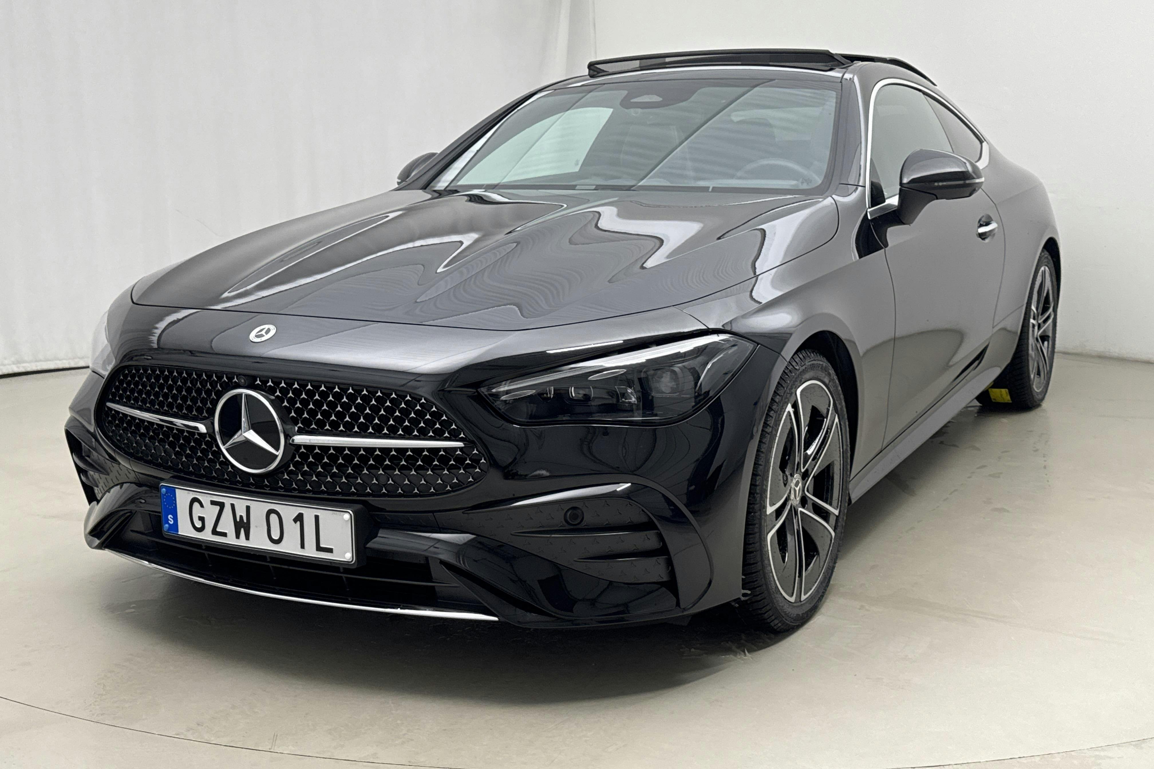 Presentationsfoto 1 av 22: Mercedes CLE 300 4Matic Coupé C236 (258hk) - 780 mil - Automat - svart - 2024