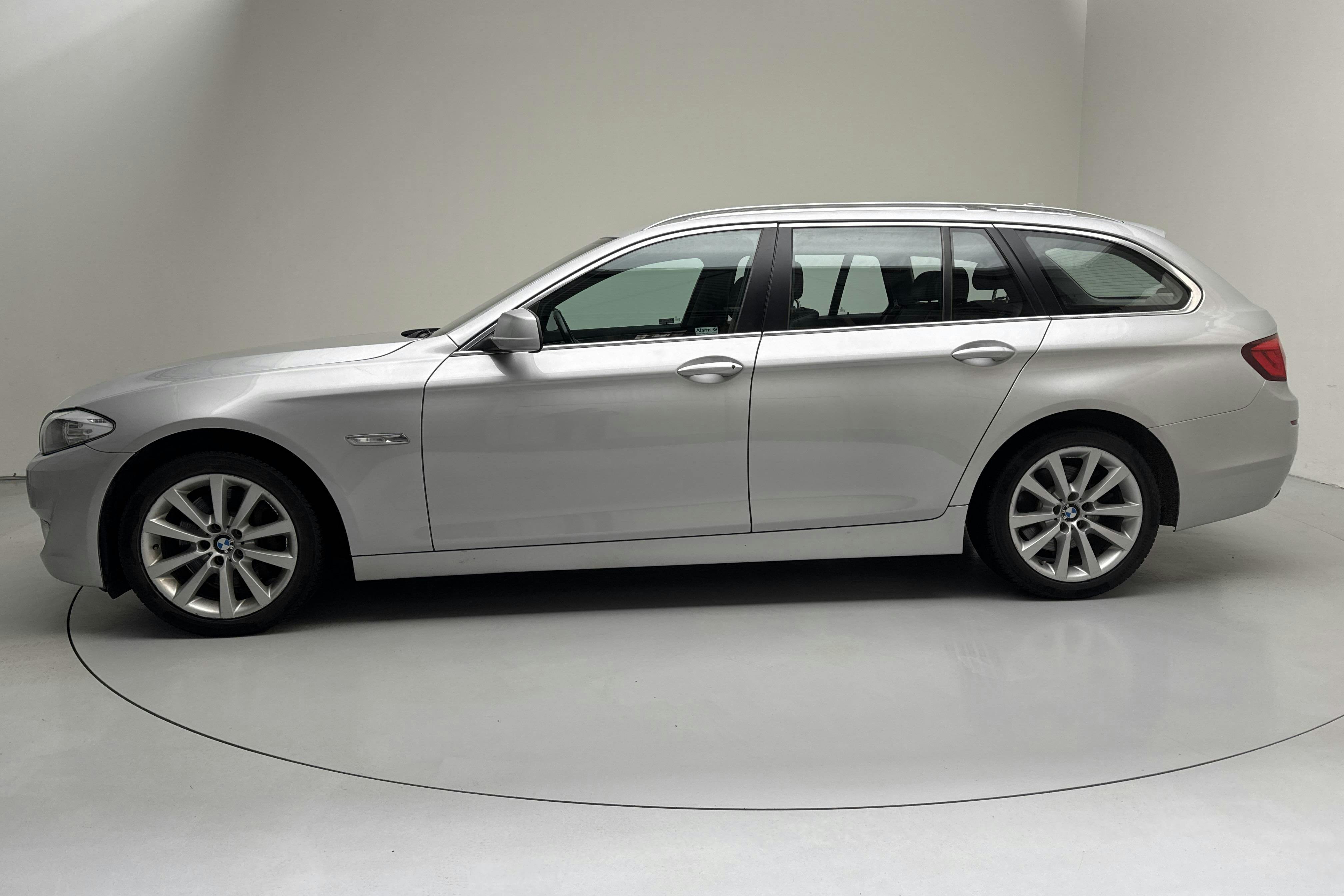 Presentationsfoto 2 av 13: BMW 525d xDrive Touring, F11 (218hk) - 15 650 mil - Automat - Light Grey - 2013