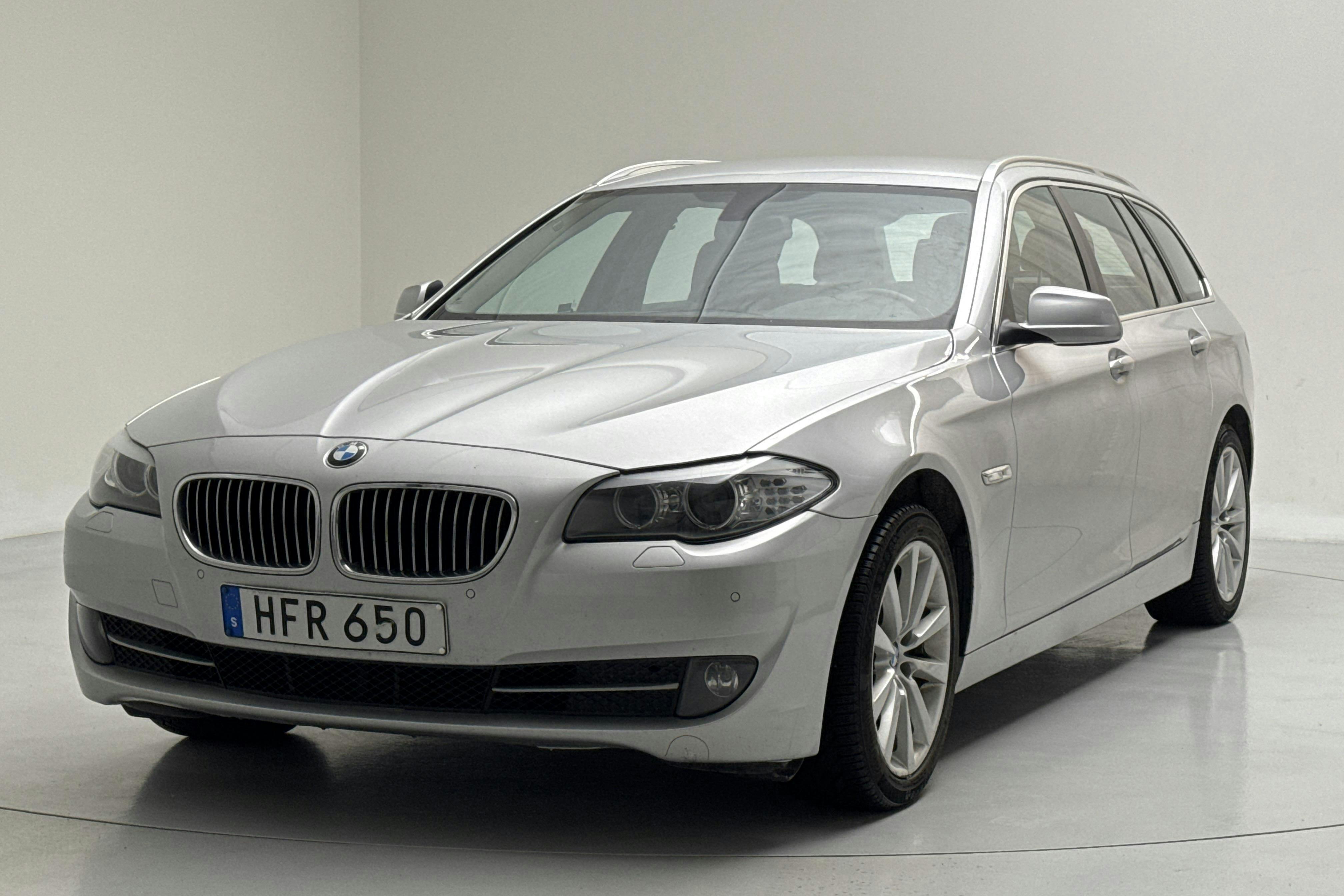 Presentationsfoto 1 av 13: BMW 525d xDrive Touring, F11 (218hk) - 15 650 mil - Automat - Light Grey - 2013