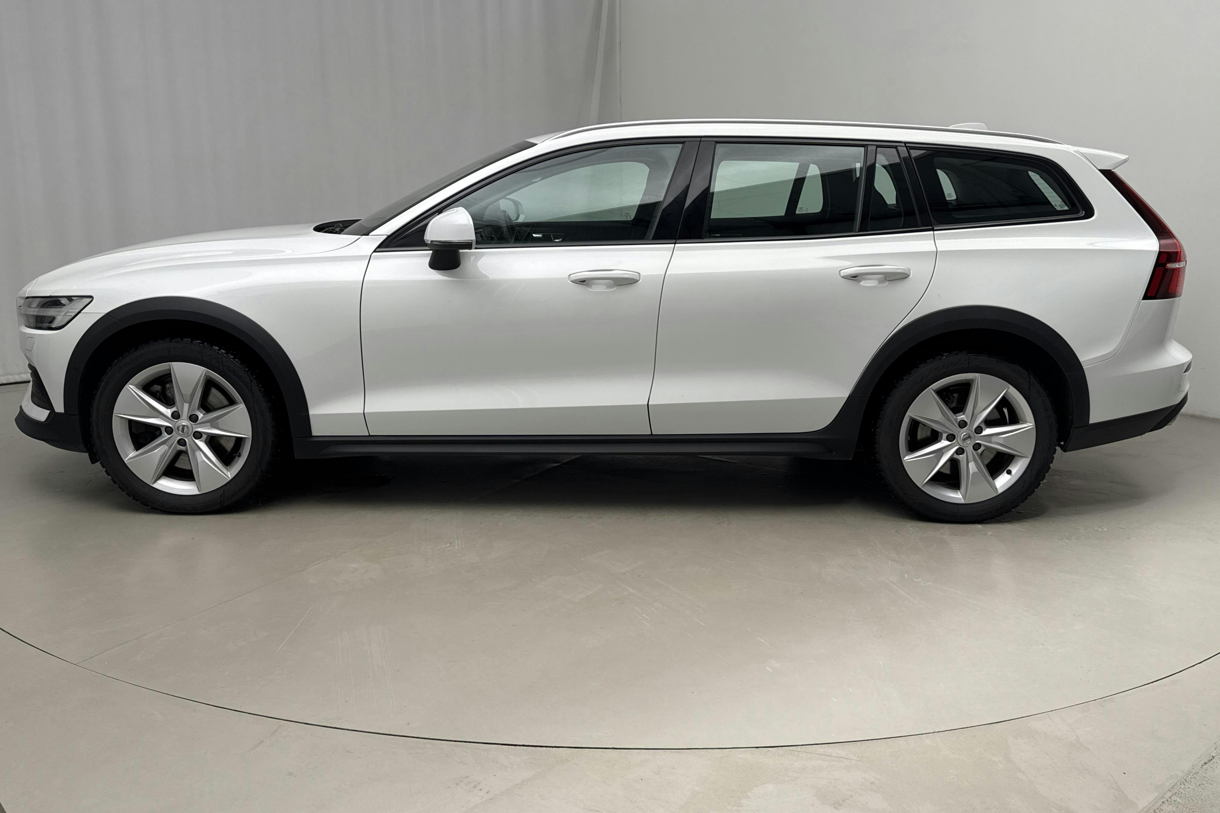 Presentationsfoto 2 av 17: Volvo V60 B4 Cross Country AWD Mildhybrid, Diesel (197hk) - 13 644 mil - Automat - vit - 2022